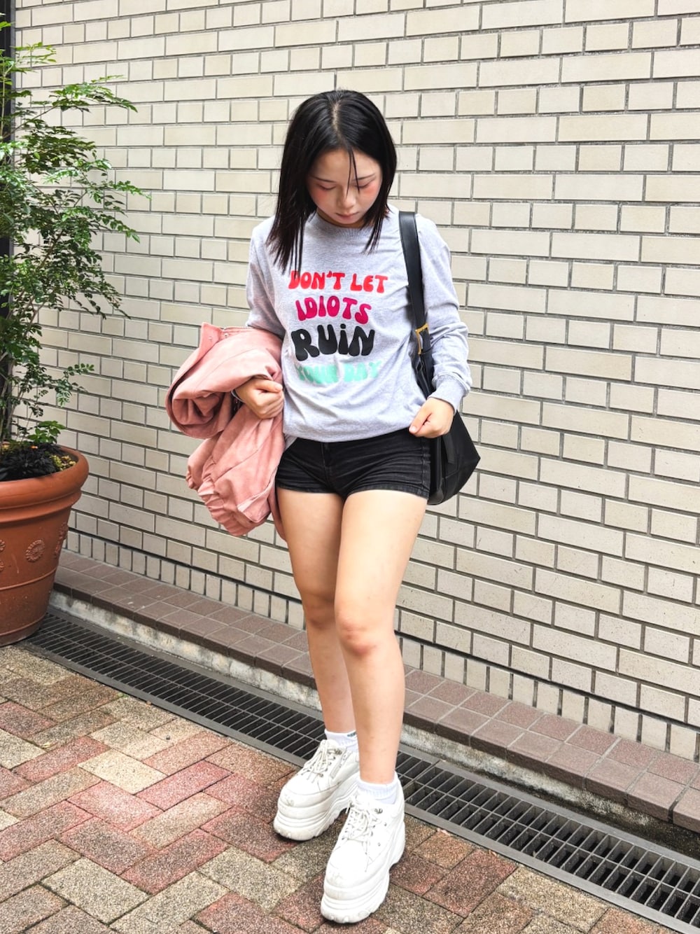 グレー系のTシャツ/カットソーを着用したレディースの秋コーディネートの1枚目の写真