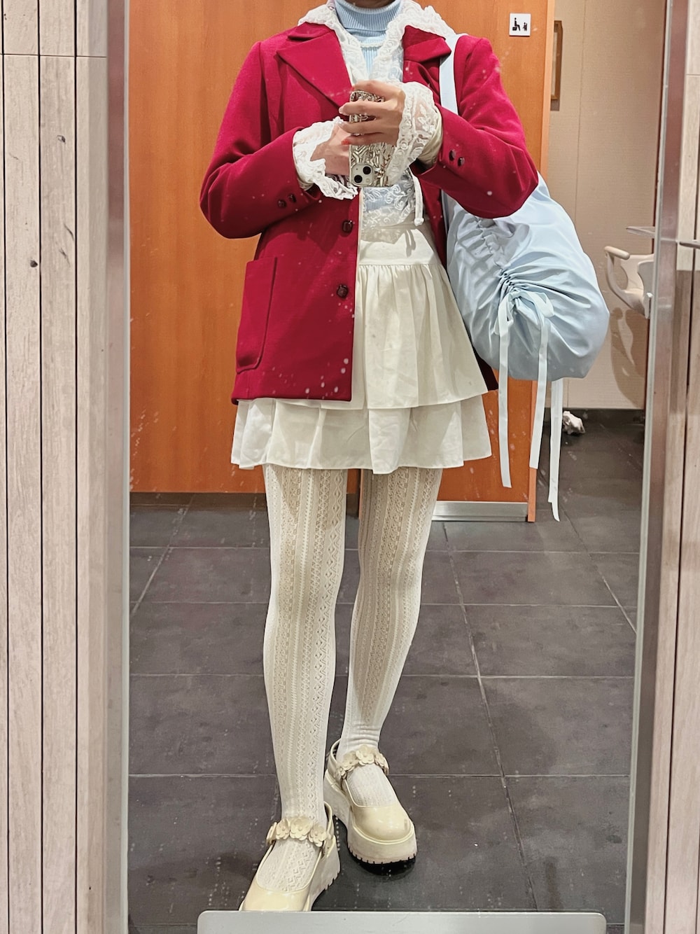 「最近のいい感じコーデ、クリスマスに着たい服、冬のコーデ、ニットコーデ、着回しコーデ、ゆるコーデ、カジュアルガーリー、タートルネック、ジャケット、フーディー、古着MIX、プチプラ、ブルー、スカートスタイル、パーカー」｜「me+em selectの【 ２color 】ダブルフリルハイウエストフレアミニスカート（スカート、ホワイト系）」を使った、yamさん（レディース・154cm）の冬コーディネートの1枚目の写真