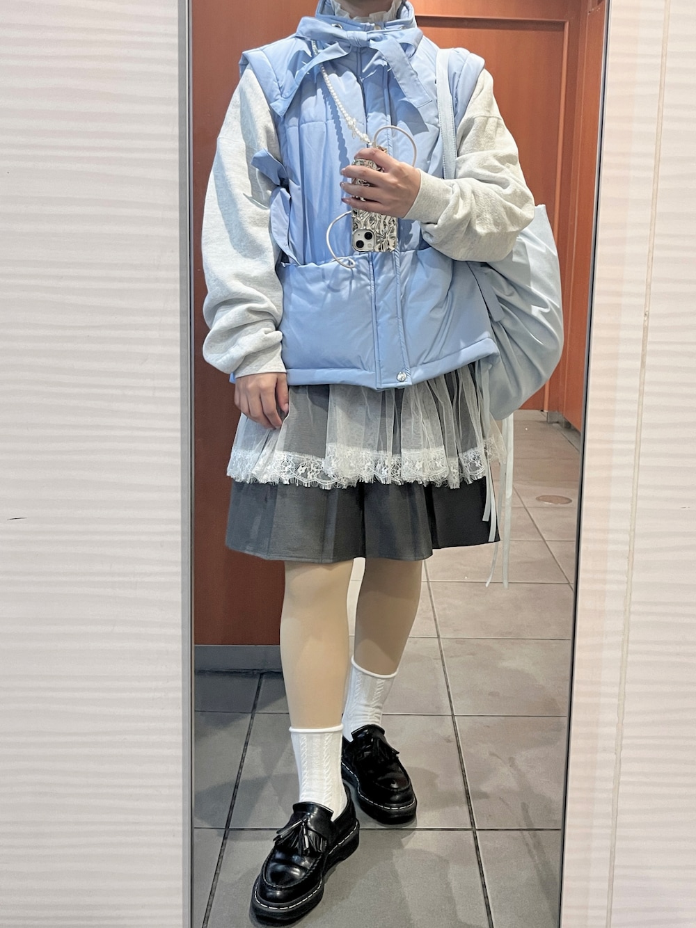 「休日スタイル、ローファー、カジュアルスタイル、グレー、着回しコーデ、春色、スウェット、レイヤード、レース、春服コーデ、カラーコーデ、プリーツスカート、パステルカラー、レイヤードスタイル」｜「Candy StripperのDROP THE STRINGS PADDING ベスト（ダウンベスト、ブルー系）」を使った、yamさん（レディース・154cm）の春コーディネートの1枚目の写真