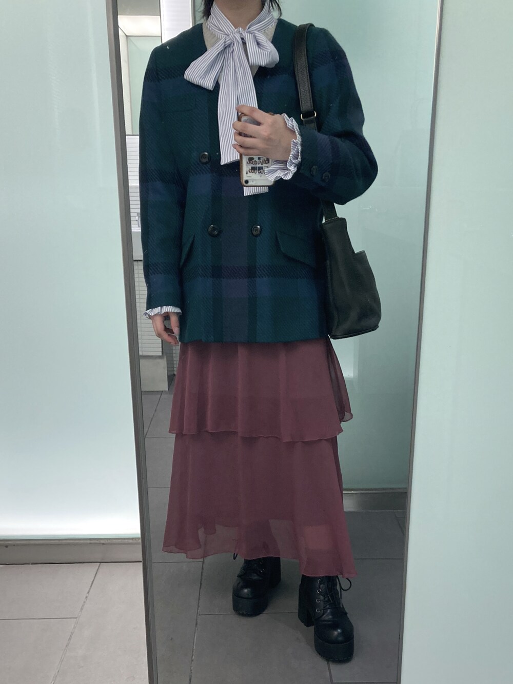 「春服みてみて、はじめましてコーデ、休日スタイル、春コーデ、カラーコーデ、レイヤードスタイル、大人かわいい、プチプラ」｜「earth music&ecologyのフリルティアードスカート ＊（スカート、パープル系）」を使った、yamさん（レディース・154cm）の春コーディネートの1枚目の写真