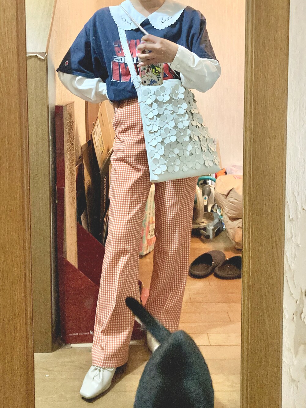 「チェック、重ね着ベストシーズン、パンツスタイル、ゆるコーデ、大人ガーリー、着回しコーデ、カラー×コーデ、パンツ、ブラウス」｜「WEGOのWEGO/カラーセミフレアスラックス（スラックス、オレンジ系）」を使った、yamさん（レディース・154cm）の秋コーディネートの1枚目の写真