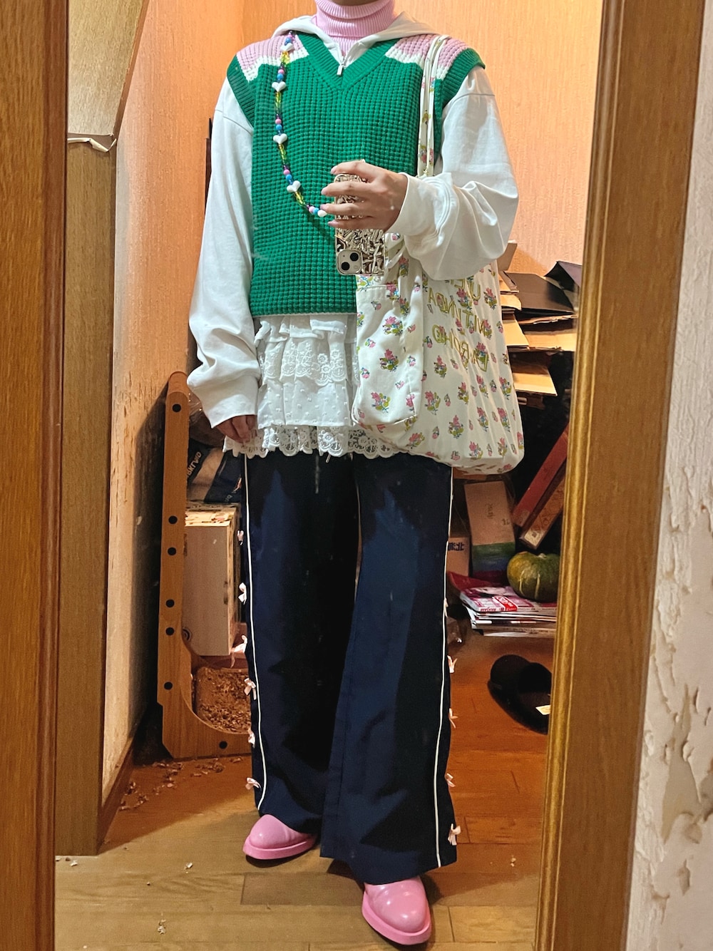 「今日のコーデ、プチプラ、春色、お出かけコーデ、春先取り、春服コーデ、着回しコーデ、カラーコーデ、レイヤード、春服みてみて、ティアードスカート、ガーリー、ピンクコーデ、プチプラコーデ、トラックパンツ」｜「CAMPERの[カンペール] BONNIE / パンプス（パンプス、ピンク系）」を使った、yamさん（レディース・154cm）の春コーディネートの1枚目の写真
