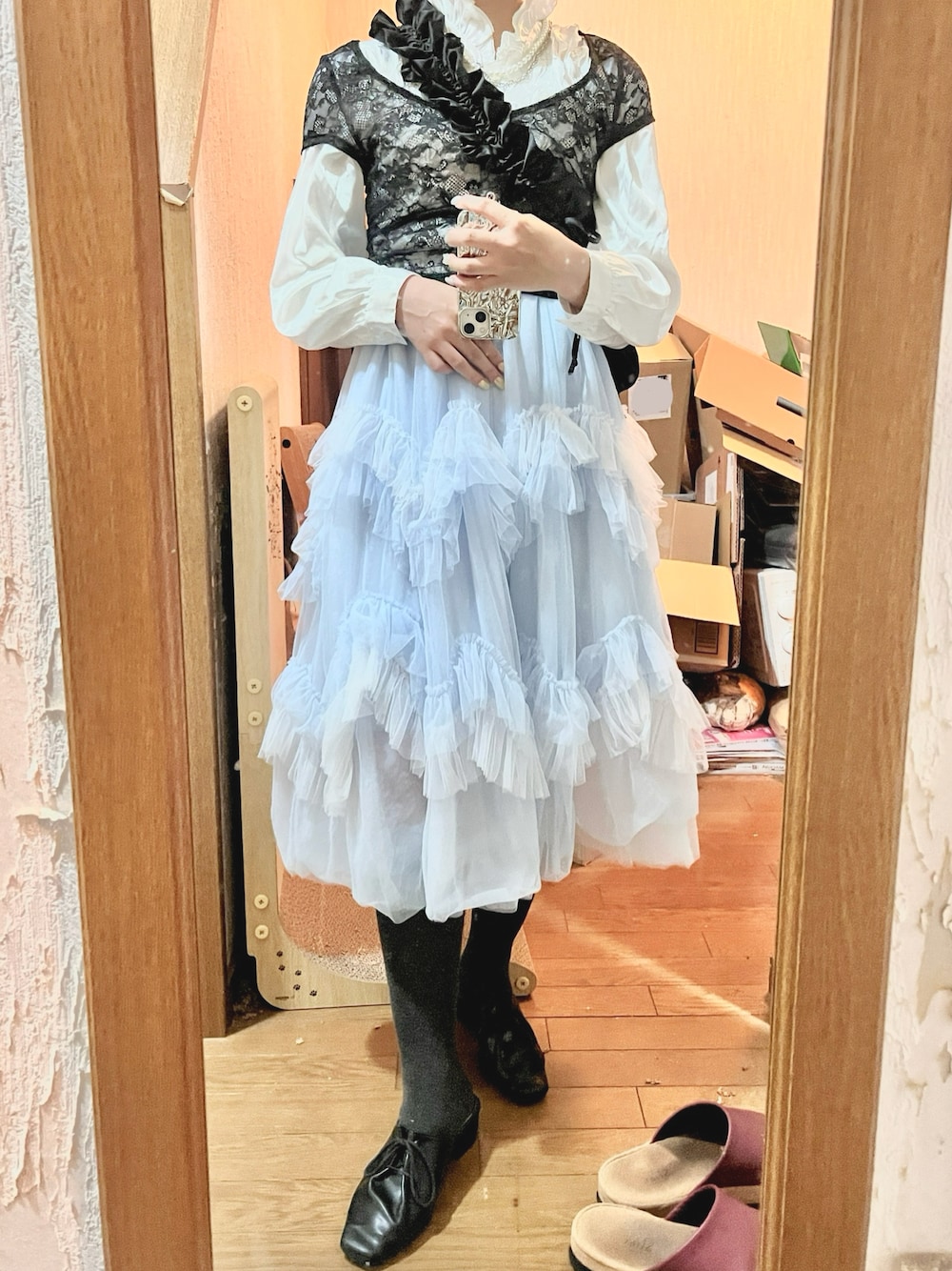 「レイヤードスタイル、大人カジュアルコーデ、オトナカワイイ、大人女子、着回しコーデ、キレイめコーデ、オトナ女子、スカートスタイル、淡色女子、シャツ/ブラウス、ブラウスコーデ、チュールスカート、フリル、レース、プチプラ」｜「ORiental TRafficのORiental TRaffic レースアップスリッパ ＊（サンダル、ブラック系）」を使った、yamさん（レディース・154cm）の夏コーディネートの1枚目の写真