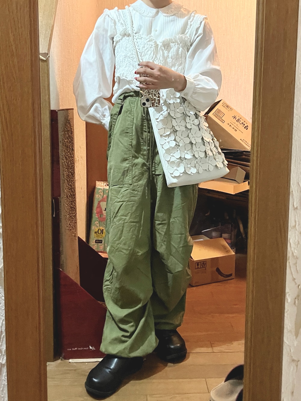 「カーキ、秋っぽコーデ更新中、古着MIX、秋服コーデ、着回しコーデ、カラーコーデ、パンツスタイル、ローファー、ビッグシルエット、ビスチェ、古着、フリル、レイヤード、秋先取りコーデ、古着コーデ」｜「w closetのサスペンダー付きパラシュートパンツ（サロペット/オーバーオール、グリーン系）」を使った、yamさん（レディース・154cm）の秋コーディネートの1枚目の写真
