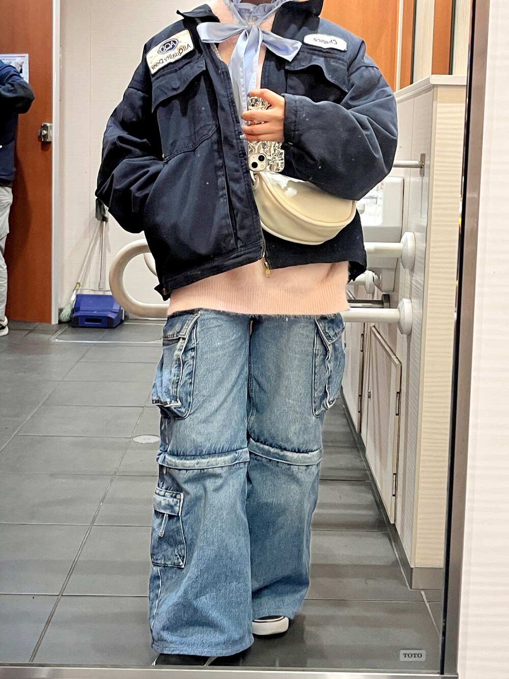「春めき満開コーデ、ジャケット、春色、春服、カジュアルスタイル、お出かけコーデ、パンツコーデ、スニーカーコーデ、韓国ファッション、カラーコーデ、春ニット、パステル映える春、春カラー、フリル、春コーデ」｜「GAPのアイテム（デニムパンツ、ブルー系）」を使った、yamさん（レディース・154cm）の春コーディネートの1枚目の写真