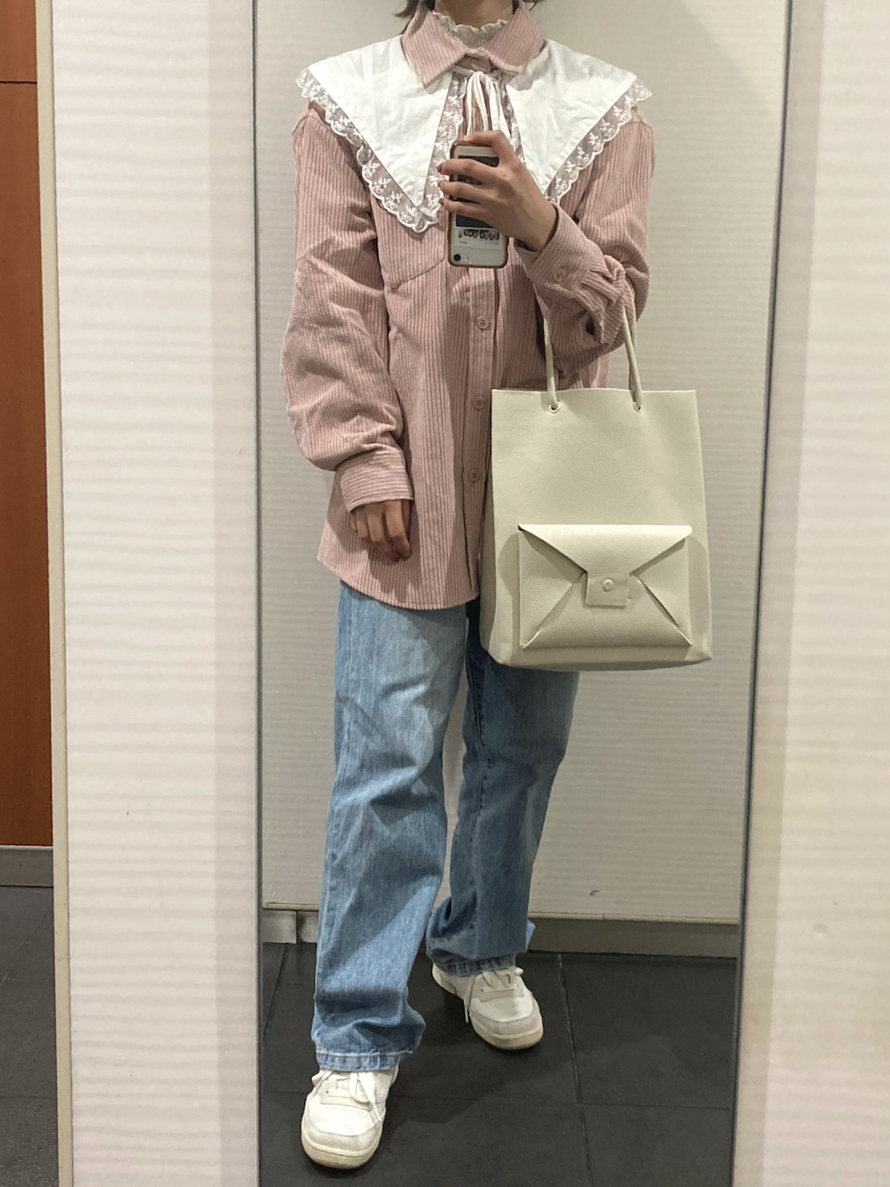 「白スニーカー、春カラー、春服、休日コーデ、シンプル、スニーカー、パンツスタイル、カラーコーデ、レイヤードスタイル、ガーリー、ピンク、淡色コーデ」｜「WaiKeiのWai Kei／オーバーコールシャツ　2932818（シャツ/ブラウス、ピンク系）」を使った、yamさん（レディース・154cm）の冬コーディネートの1枚目の写真