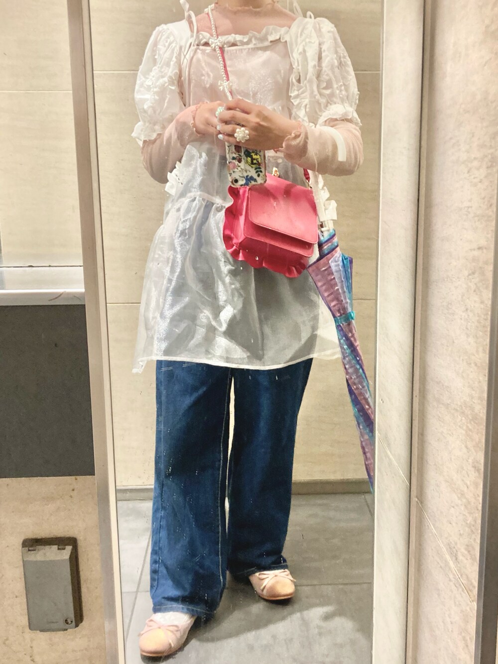 「ピンク、休日コーデ、着回しコーデ、パンツスタイル、淡色コーデ、春コーデ、ワイドパンツ、淡色女子、キャミワンピ、ワンピースコーデ、ワイドデニム、ピンクコーデ、プチプラコーデ、レイヤード」｜「ACCOMMODEのフリルガマグチポシェット（ショルダーバッグ、ピンク系）」を使った、yamさん（レディース・154cm）の春コーディネートの1枚目の写真