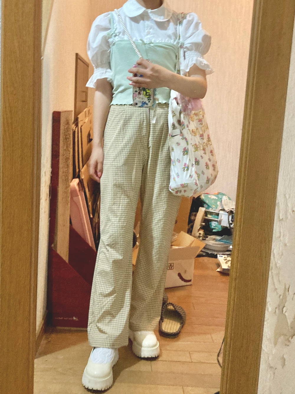「チェック、初秋コーデ、パンツコーデ、秋服、秋服コーデ、ベージュ、きれいめカジュアル、淡色女子、淡色コーデ、フレアパンツ、秋コーデ、プチプラコーデ、グリーン、カジュアル、ブラウス」｜「WCのWC/ギンガムチェックパンツ（スラックス、イエロー系）」を使った、yamさん（レディース・154cm）の秋コーディネートの1枚目の写真