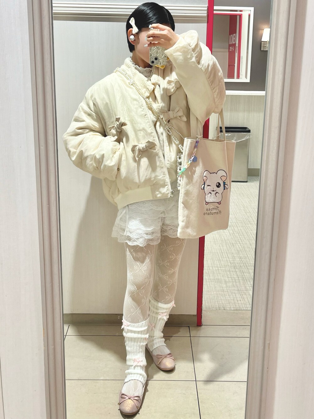 「トートバッグ、お出かけコーデ、春のNewスタイル、春服コーデ、ゆるコーデ、お花見コーデ、春色、パンツスタイル、ホワイトコーデ、春服、チュール、ショートパンツ、バレエシューズ、WEARyouthコーデ、ナチュラルガーリー」｜「Clarksの【ネット限定】 Grace Lily / グレースリリー（ピンクメタリック）（バレエシューズ、ピンク系）」を使った、yamさん（レディース・154cm）の春コーディネートの1枚目の写真