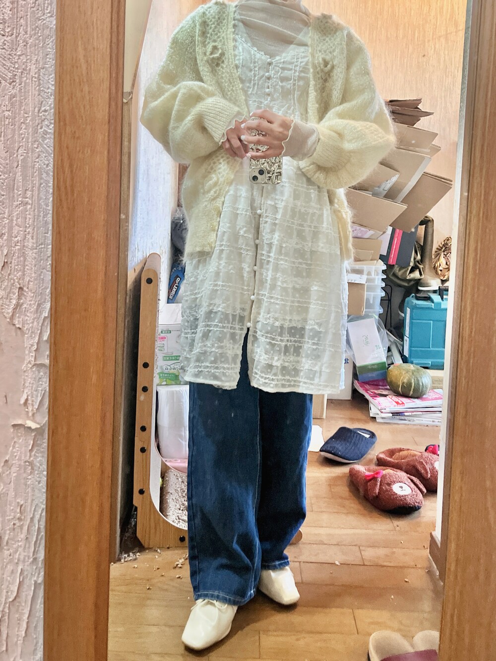 「レイヤードスタイル、楽チンコーデ、古着MIX、プチプラ、ニットコーデ、ガーリー、着回しコーデ、春カラー、春先取り、カーディガン」｜「ORiental TRafficのORiental TRaffic レースアップスリッパ ＊（サンダル、ホワイト系）」を使った、yamさん（レディース・154cm）の冬コーディネートの1枚目の写真
