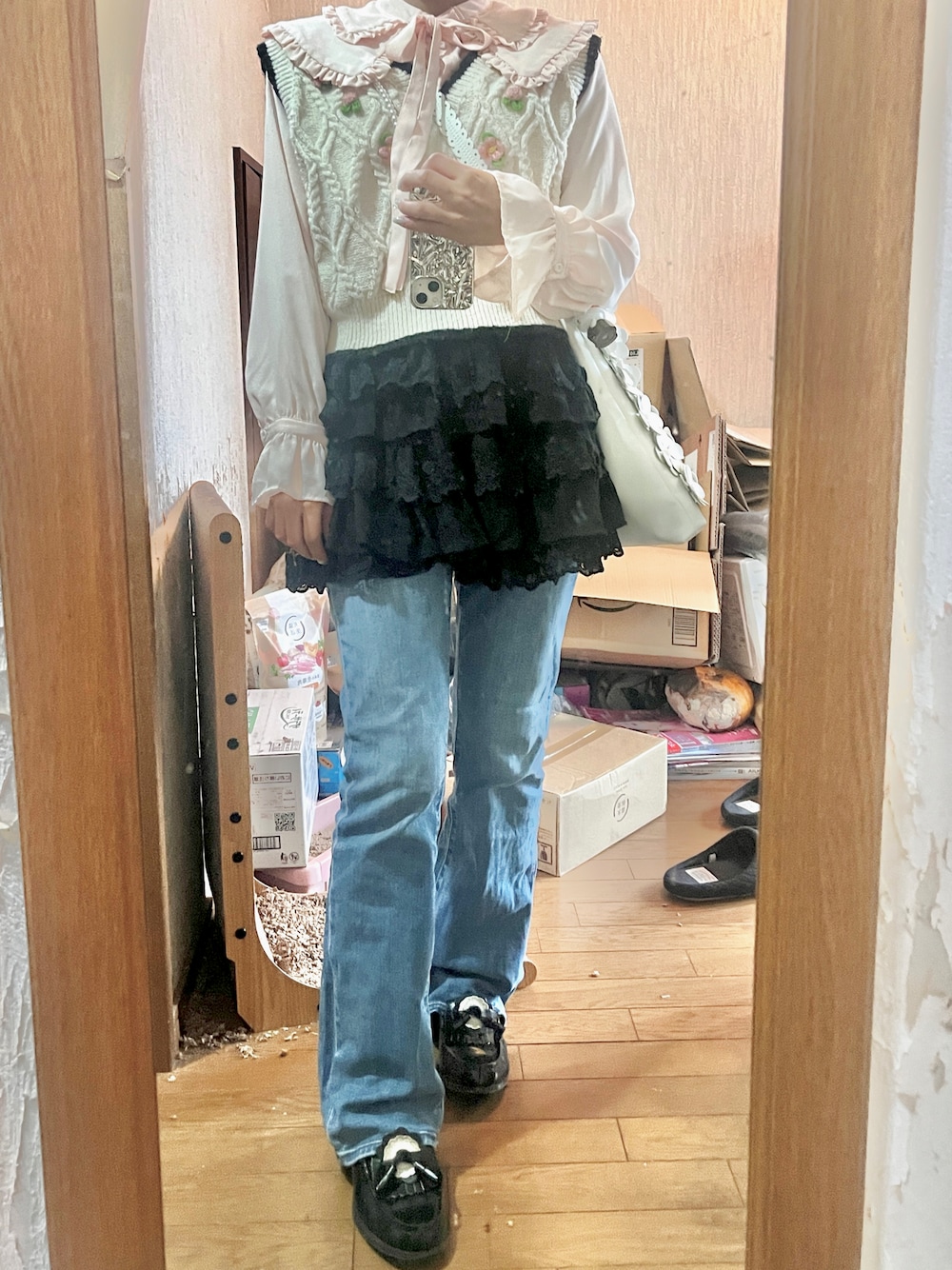 「ショルダーバッグ、ピンクシャツ、着回しコーデ、今日のコーデ、パンツコーデ、甘めカジュアル、古着MIX、カジュアルガーリー、韓国ファッション、ブラック、楽チンコーデ、ローファー、リボン、デニムコーデ、デニム」｜「SIIILONのアイテム（ローファー、ブラック系）」を使った、yamさん（レディース・154cm）の春コーディネートの1枚目の写真