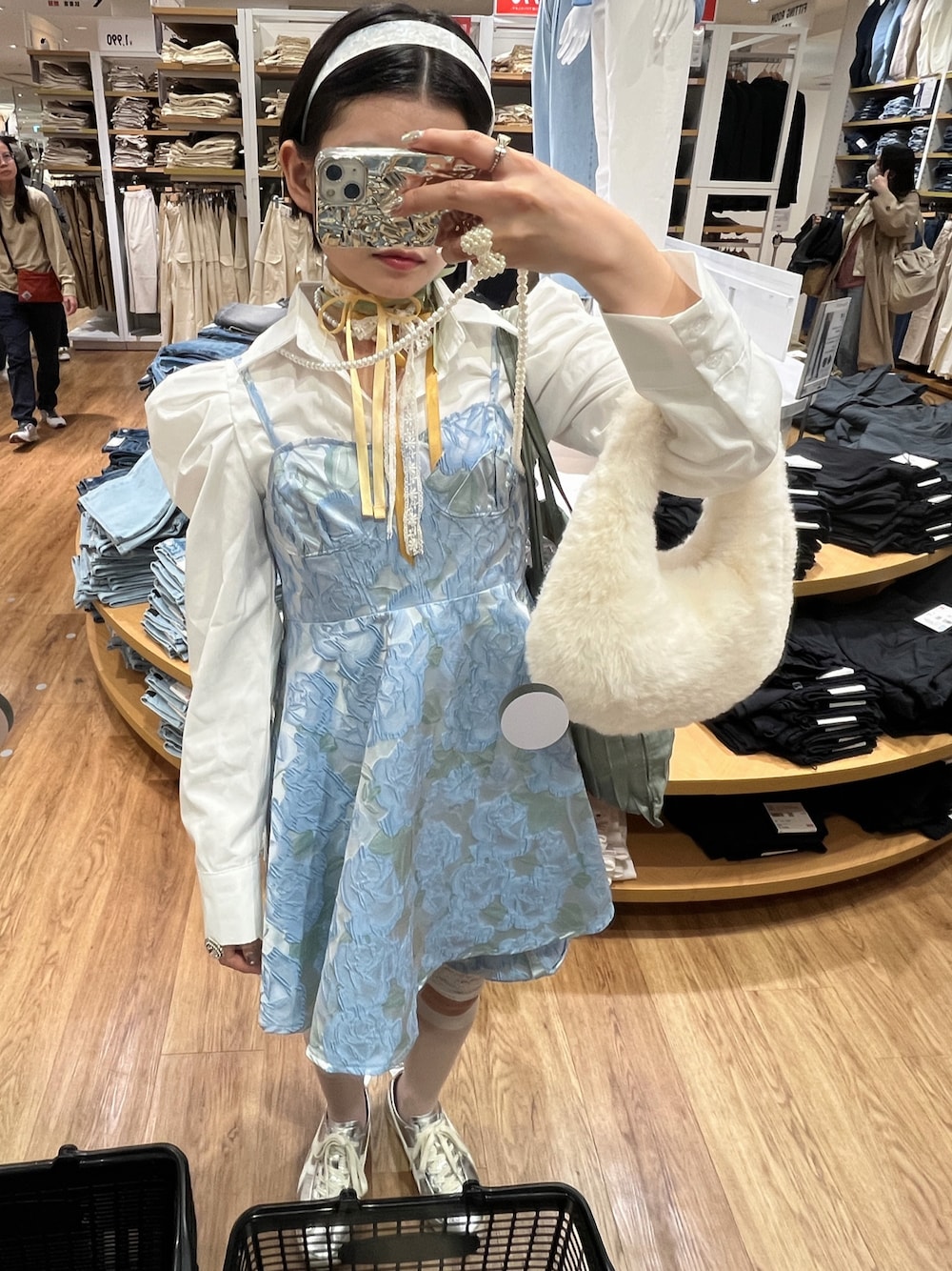 「春色、おでかけコーデ、春、春のNewスタイル、スニーカーコーデ、春服みてみて、カジュアルスタイル、スニーカー女子、オトナカワイイ、淡色コーデ、ビスチェ、カラーコーデ、ガーリー、ブルー、SHEIN」｜「SHEINのアイテム（ハンドバッグ、ホワイト系）」を使った、yamさん（レディース・154cm）の春コーディネートの1枚目の写真