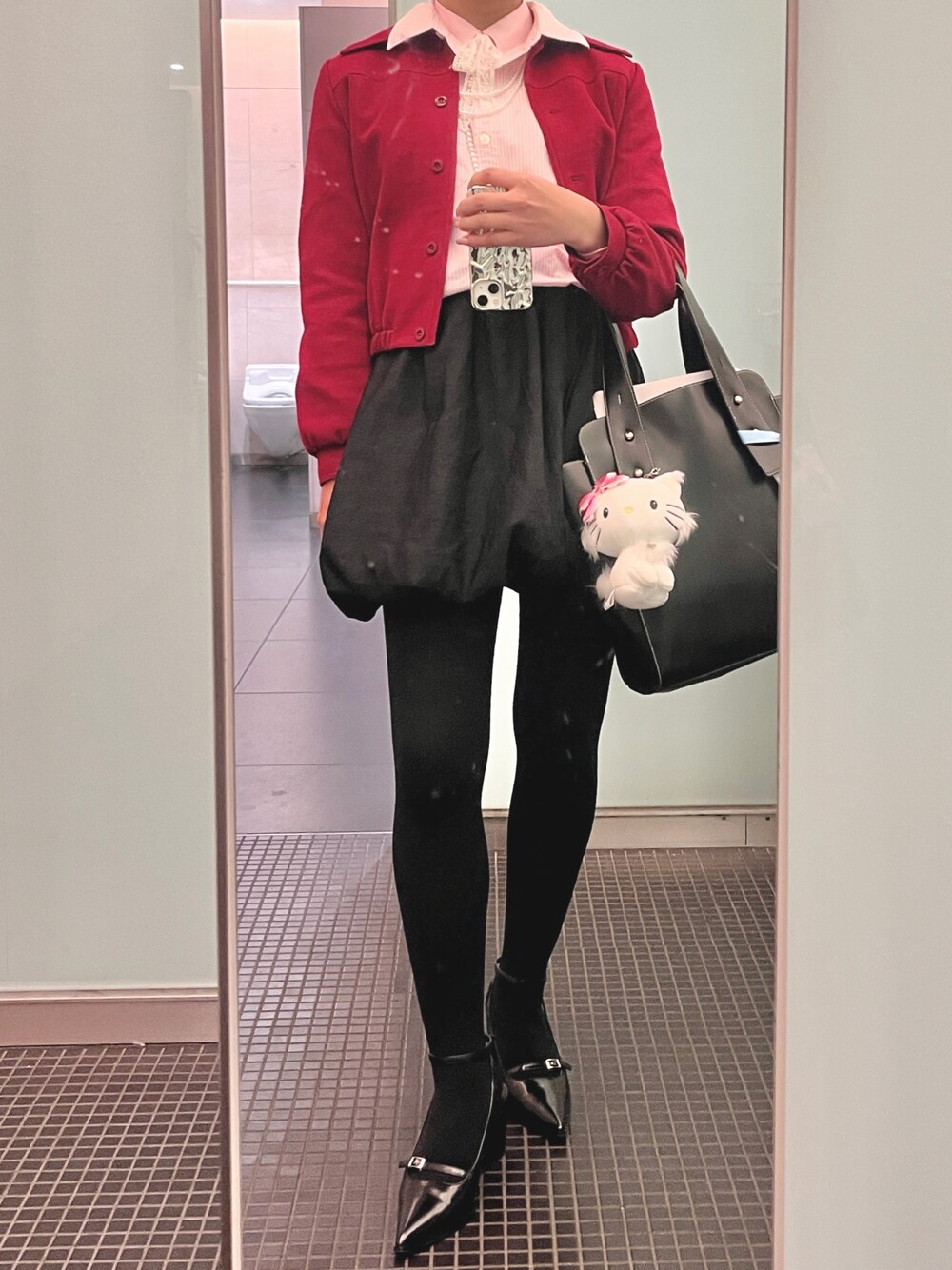 「今日のコーデ、プチプラ、シャツスタイル、キレイめカジュアル、おでかけコーデ、オトナ女子、春服、キレイめ、プチプラコーデ、レイヤードスタイル、着回しコーデ、UNIQLO、スカートコーデ、赤、ストライプシャツ」｜「SY UNITED ARROWSの＜SY＞ネックベルトウェッジ パンプス65●↑（パンプス、ブラック系）」を使った、yamさん（レディース・154cm）の春コーディネートの1枚目の写真