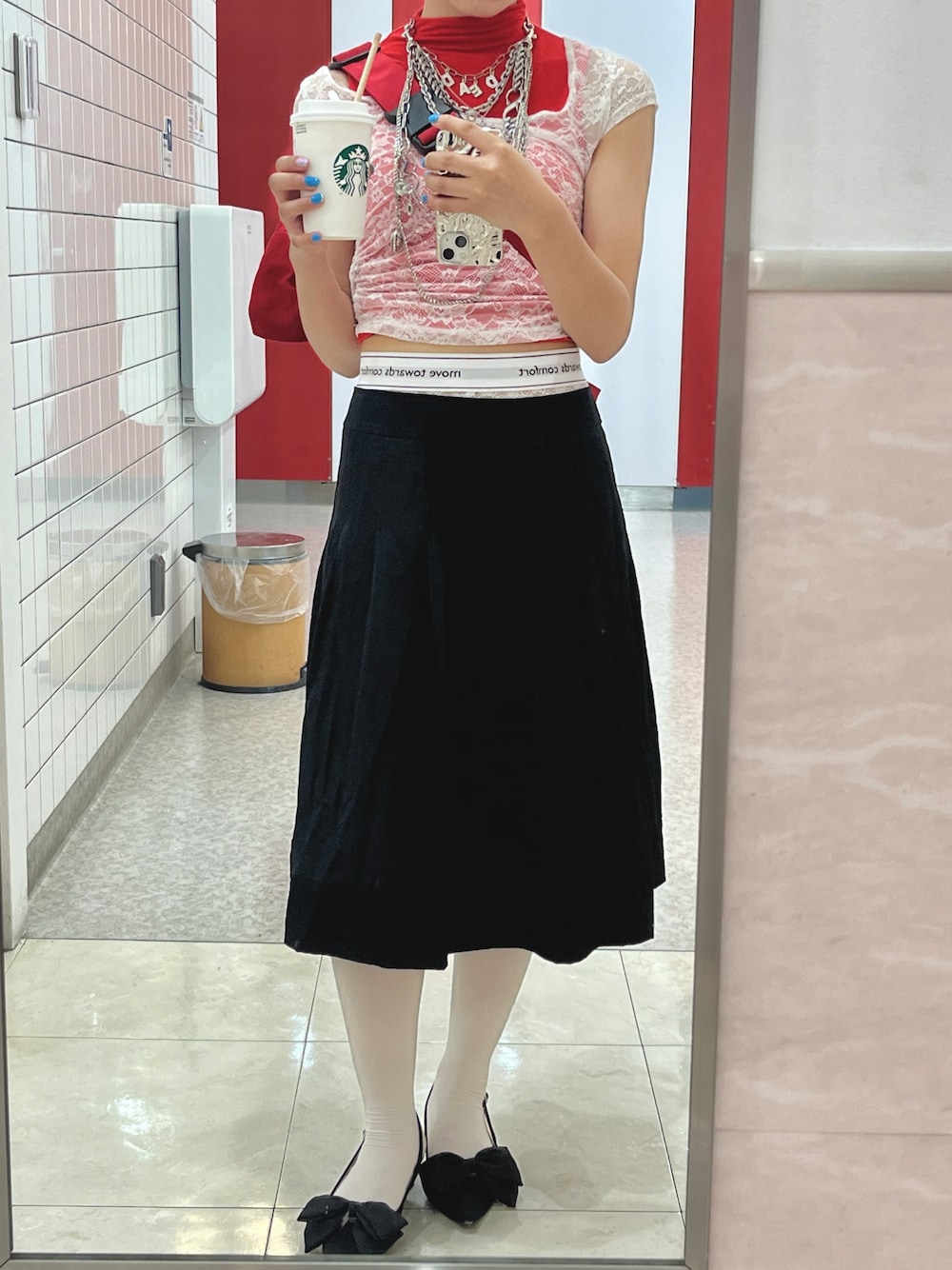 「ノースリーブ、休日スタイル、夏コーデ、ラフコーデ、おでかけコーデ、夏ファッション、着回しコーデ、夏、夏だ！Tシャツ着よう！、シンプルスタイル、ブラック、クロップドトップス、スカートコーデ、SHEIN、春夏コーデ」｜「SHEINのアイテム（タンクトップ、レッド系）」を使った、yamさん（レディース・154cm）の夏コーディネートの1枚目の写真