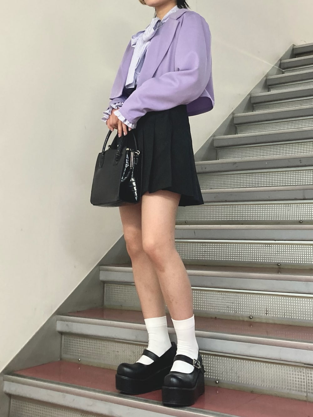 「厚底シューズ、春服、きれいめカジュアル、プチプラコーデ、キレイめ、着回しコーデ、春カラー、ストライプ」｜「WEGOのWEGO/クロコハンドルがま口ショルダーバッグ（ショルダーバッグ、ブラック系）」を使った、yamさん（レディース・154cm）の春コーディネートの1枚目の写真