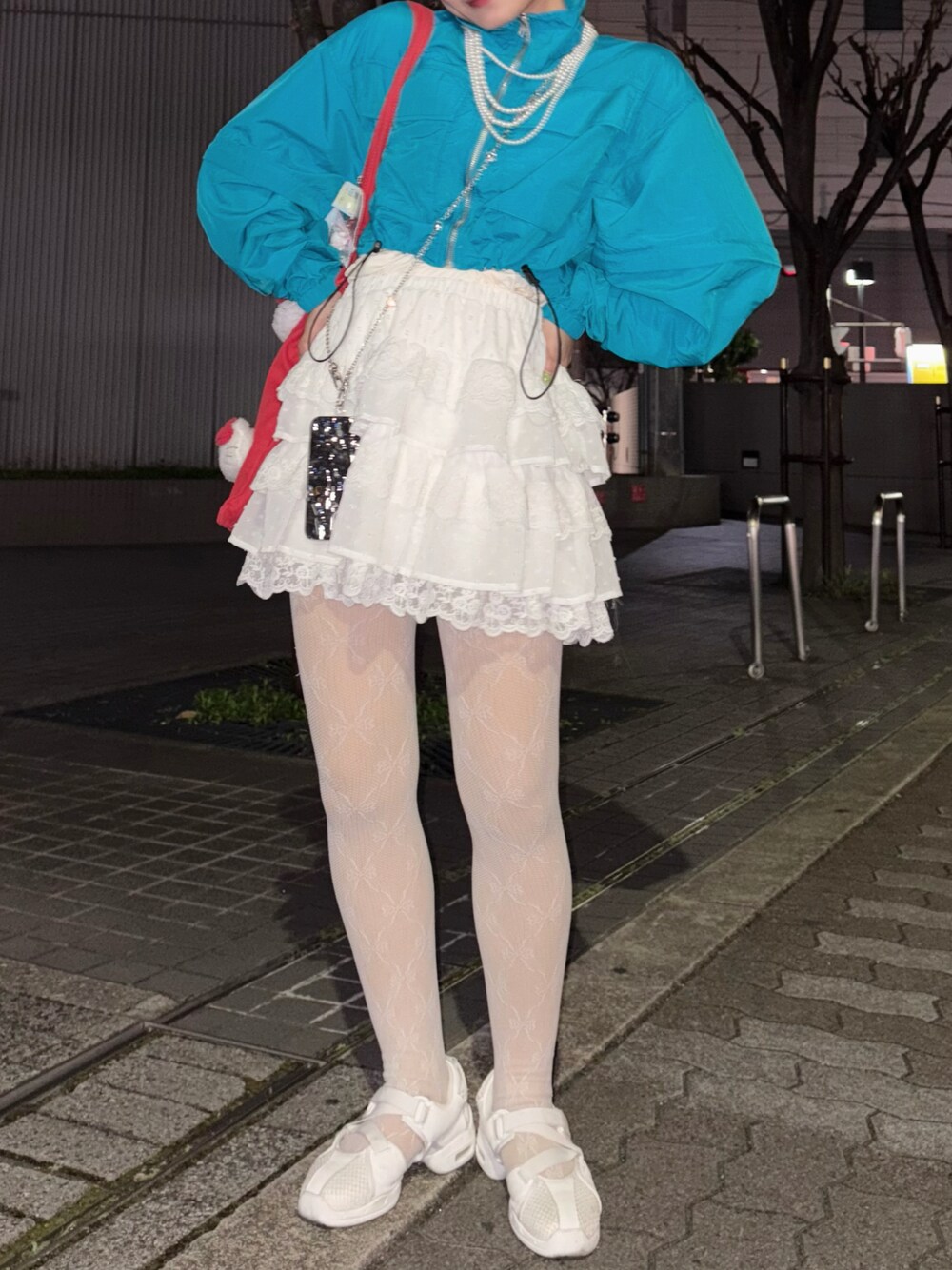 「カジュアルスタイル、休日スタイル、ホワイト、ガーリー、スポーツミックス、レース、カラーコーデ、ティアードスカート、ガーリーコーデ、ホワイトコーデ、タイツ、ミニスカート」｜「Foundrymewsのアイテム（シューズ、ホワイト系）」を使った、yamさん（レディース・154cm）の冬コーディネートの1枚目の写真