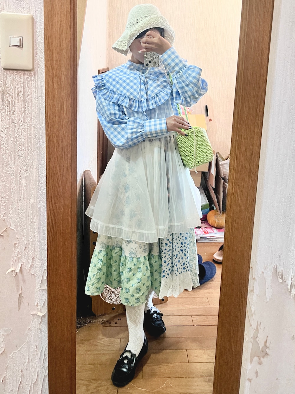 「最近のいい感じコーデ、レイヤードスタイル、初夏コーデ、春カラー、カジュアルガーリー、今日のコーデ、レイヤード、水色、ブルー、春服コーデ、レイヤードコーデ、ガーリーコーデ、ローファー」｜「HELLO.SANFRANCISCOの【HELLO.SANFRANCISCO】ギンガムチェック付け衿ブラウス（シャツ/ブラウス、ブルー系）」を使った、yamさん（レディース・154cm）の春コーディネートの1枚目の写真