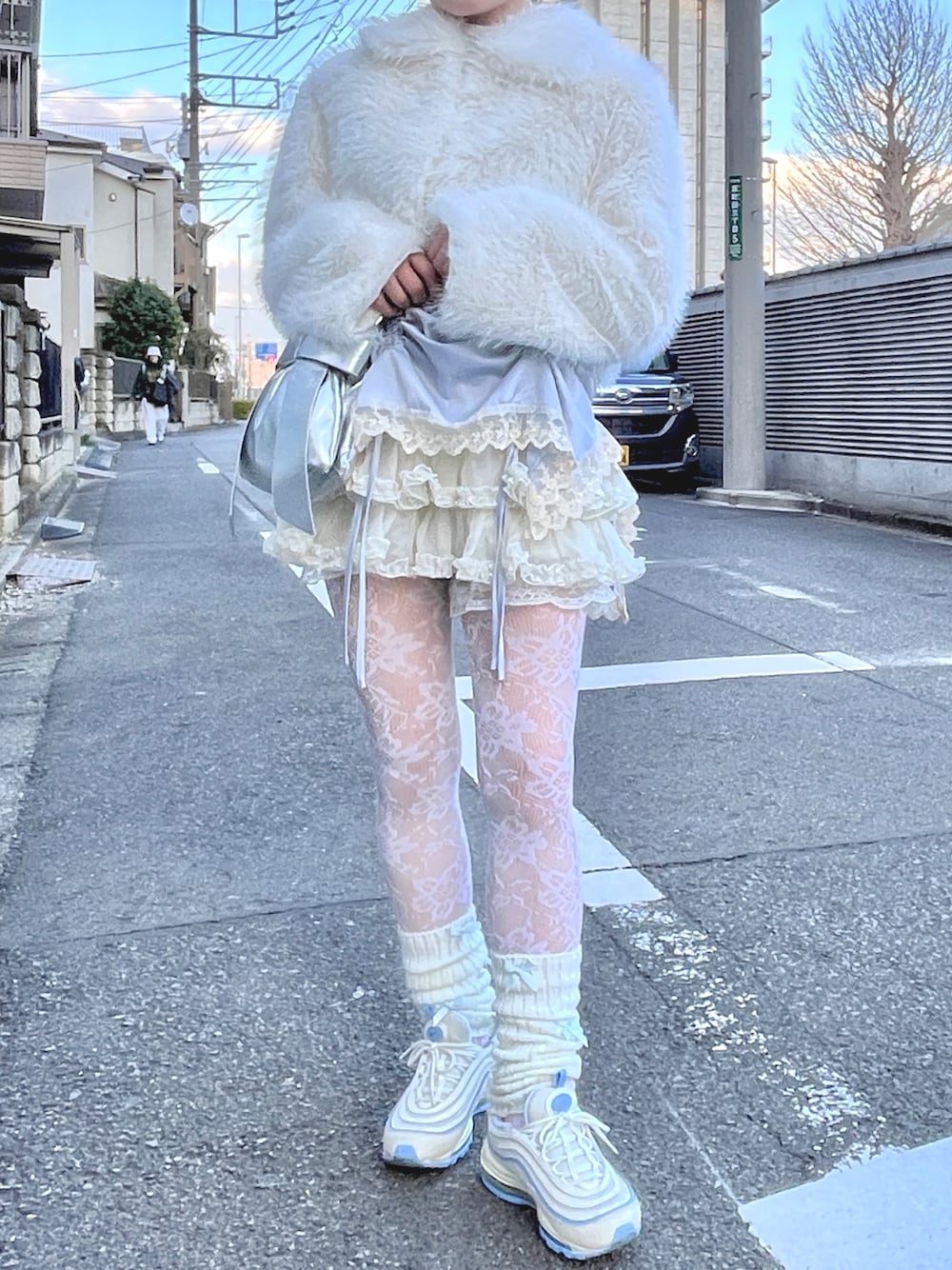 「春コーデ、おでかけコーデ、春カラー、楽チンコーデ、ジャケット、キャミワンピ、お花見コーデ、休日スタイル、カジュアルガーリー、春、スニーカー」｜「XUのストリートファッション XU エックスユー cropped fur jacket オーバーサイズ ジャケット アウター ファー フェイクファーコート ファージャケット クロップ 短丈 ショートジャケット 羽織 韓国 ストリート y2k（その他アウター、ホワイト系）」を使った、yamさん（レディース・154cm）の春コーディネートの1枚目の写真