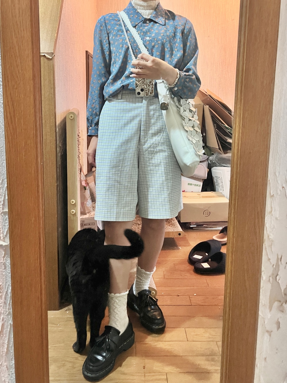 「シャツスタイル、雨の日コーデ、夏服、ゆるコーデ、カジュアルスタイル、パンツスタイル、夏、春、シアー、柄シャツ、春服、ブルー」｜「Dr. Martensの【別注】 ＜Dr.Martens＞∴ ADRIAN/シューズ（ローファー、ブラック系）」を使った、yamさん（レディース・154cm）の夏コーディネートの1枚目の写真