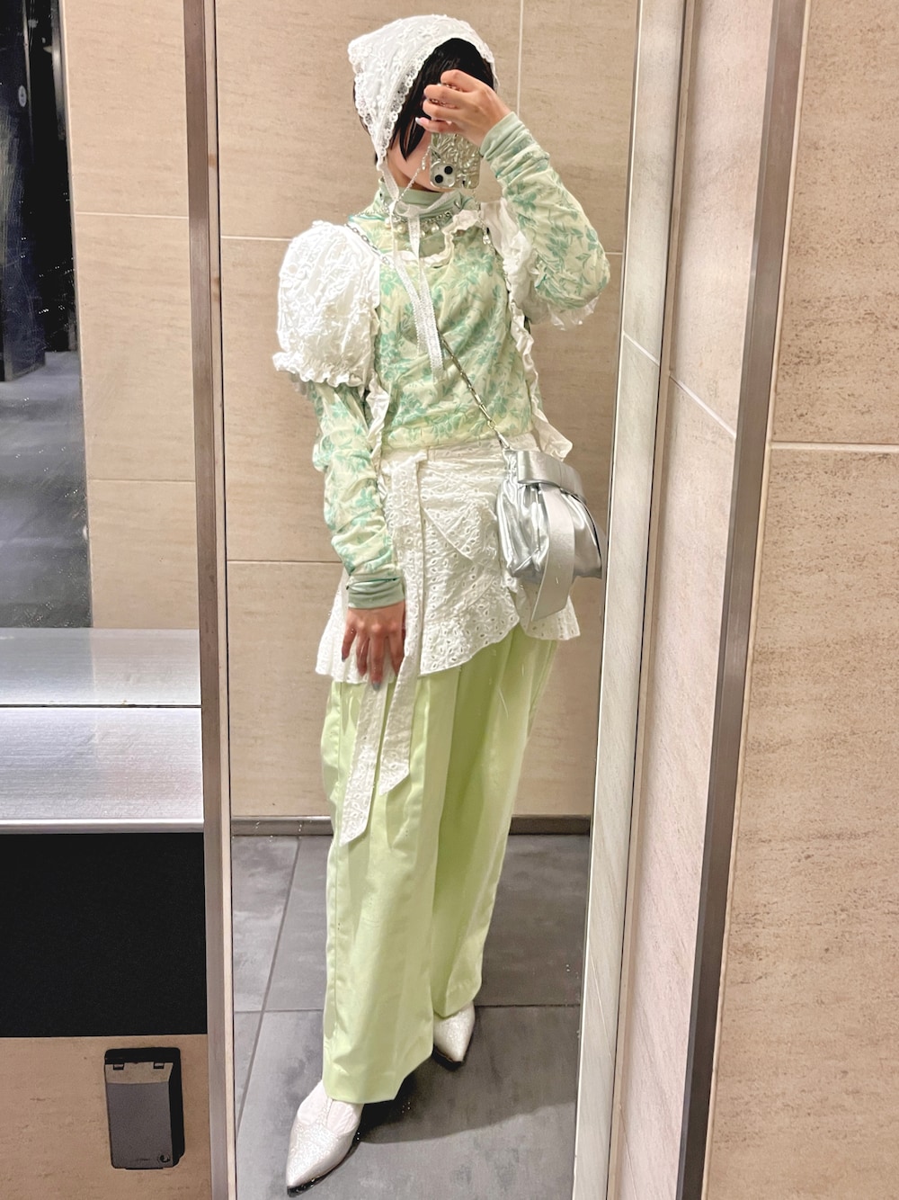 「最近のいい感じコーデ、春服コーデ、ラクチンコーデ、カジュアルスタイル、春、楽チンコーデ、カラーコーデ、花柄、シアーシャツ、Kastane、スラックス、重ね着、タックパンツ、休日スタイル、お出かけコーデ」｜「Bibiy.のアイテム（サンダル、シルバー系）」を使った、yamさん（レディース・154cm）の春コーディネートの1枚目の写真