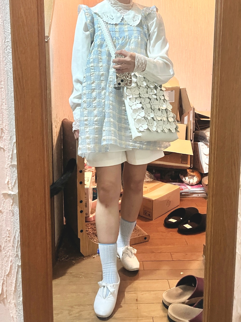 「ショルダーバッグ、夏服、ゆるコーデ、パンツスタイル、古着MIX、キャミワンピ、サンダル、レイヤードスタイル、淡色コーデ、春服、レーストップス、ワンピースコーデ、ホワイトコーデ、ホワイト、シアートップス」｜「B:MING by BEAMSのCROWN × B:MING by BEAMS / 別注 2WAY DANCEJAZZ シューズ 21SS（ドレスシューズ、ホワイト系）」を使った、yamさん（レディース・154cm）の春コーディネートの1枚目の写真