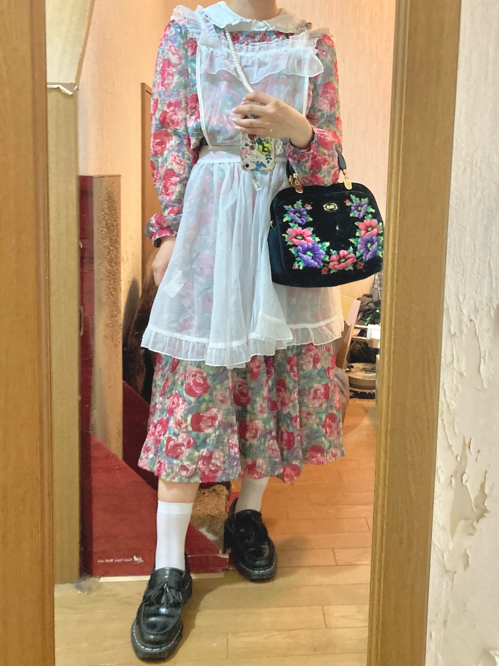 「ハンドバッグ、休日コーデ、秋服コーデ、大人コーデ、着回しコーデ、おでかけコーデ、カジュアルコーデ、初秋コーデ、プチプラ、秋、カジュアルガーリー、花柄、長袖、レイヤードスタイル、レイヤード」｜「Dr. Martensの【別注】 ＜Dr.Martens＞∴ ADRIAN/シューズ（ローファー、ブラック系）」を使った、yamさん（レディース・154cm）の秋コーディネートの1枚目の写真