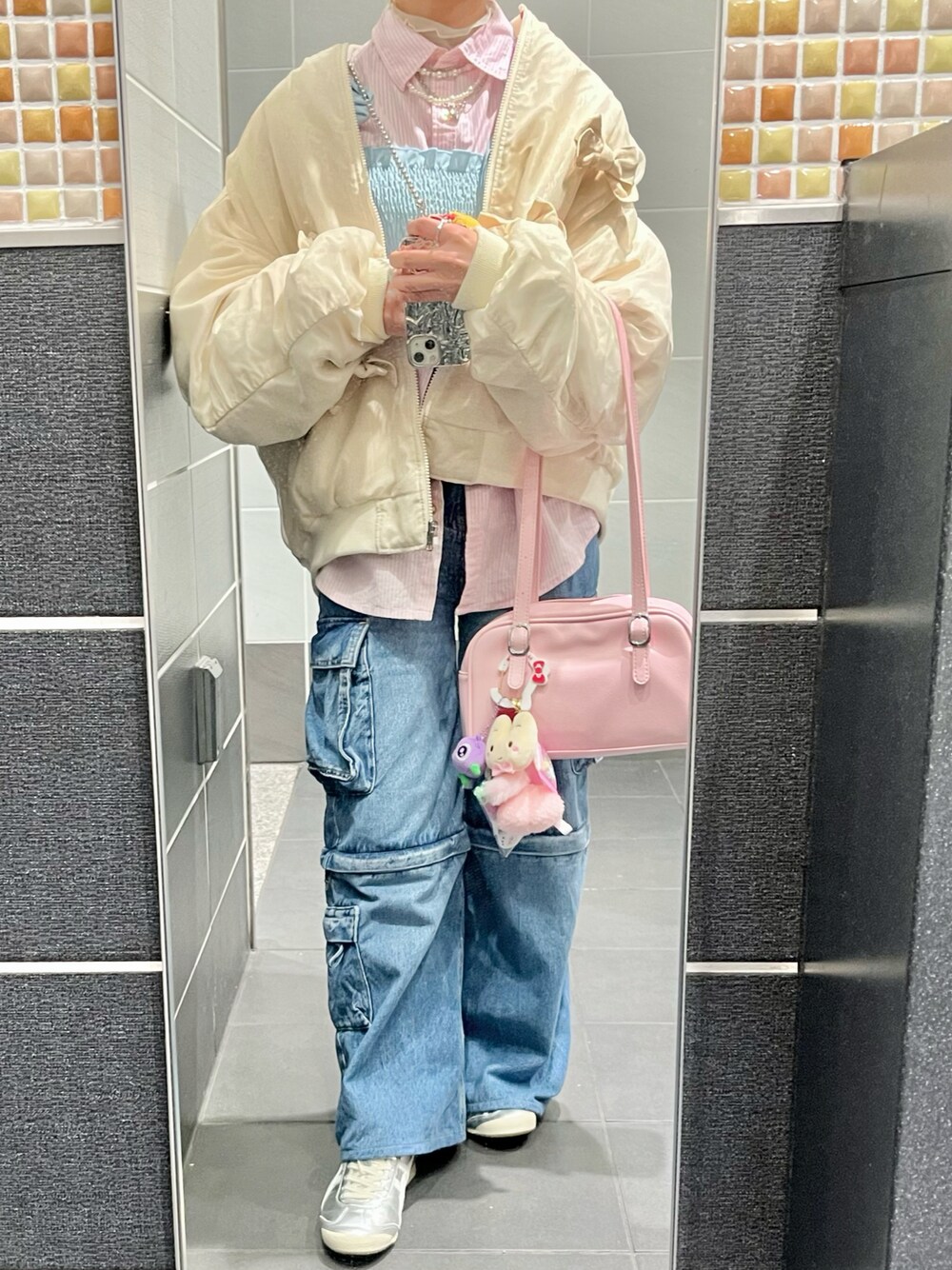 「春服コーデ、休日スタイル、おでかけコーデ、パンツコーデ、ファッションを楽しもう、ラクチンコーデ、パールネックレス、カジュアルスタイル、休日コーデ、shein、楽チンコーデ、春服、フリル」｜「PINK HOUSEのReversible MA-1（MA-1、ホワイト系）」を使った、yamさん（レディース・154cm）の春コーディネートの1枚目の写真