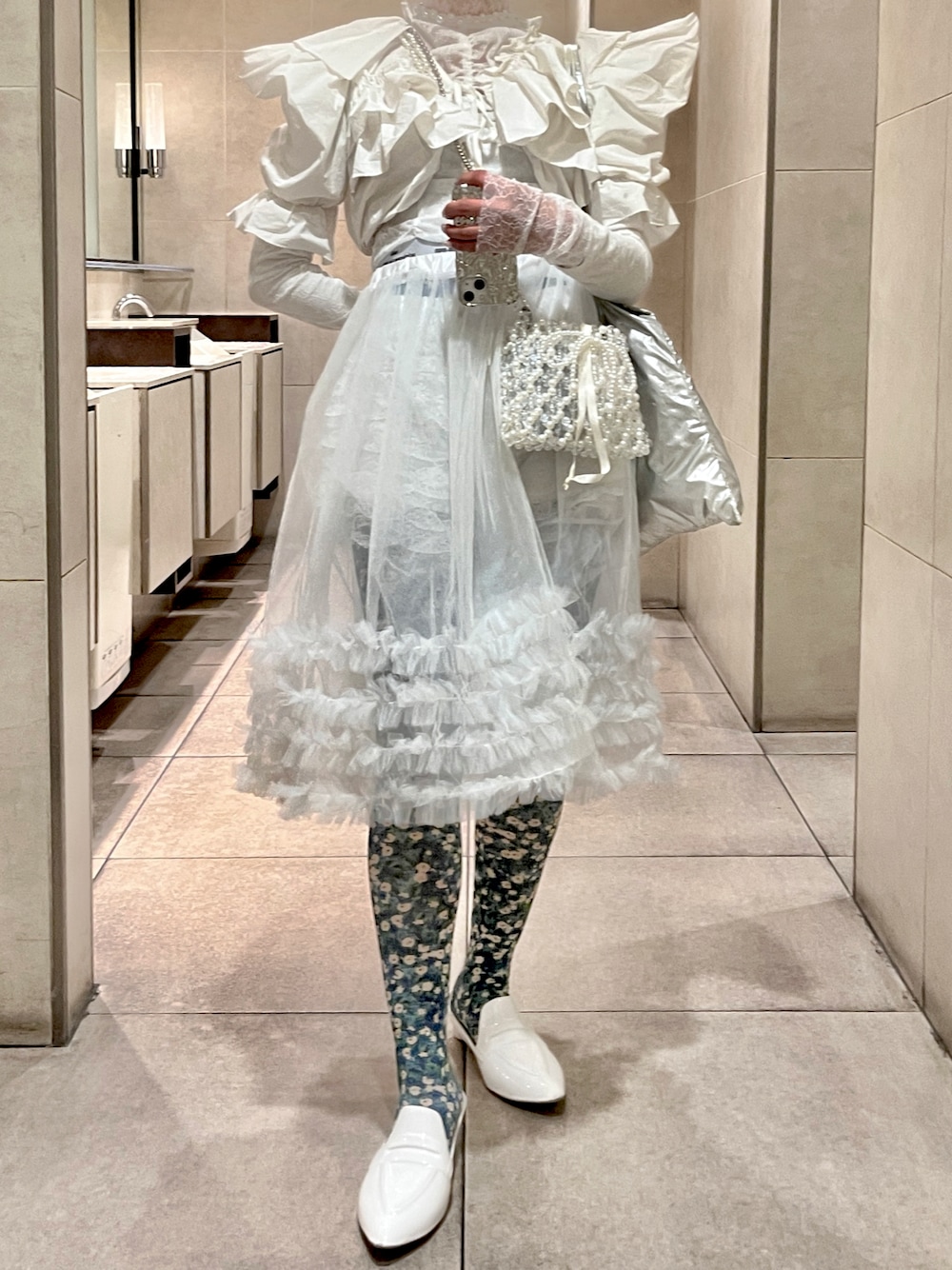 「ショルダーバッグ、レイヤードスタイル、ガーリー、最近のいい感じコーデ、春服コーデ、リボン、チュール、花柄、フリルトップス、フェミニンコーデ、フリルスカート、重ね着」｜「Jenny Faxのアイテム（シューズ、ホワイト系）」を使った、yamさん（レディース・154cm）の春コーディネートの1枚目の写真