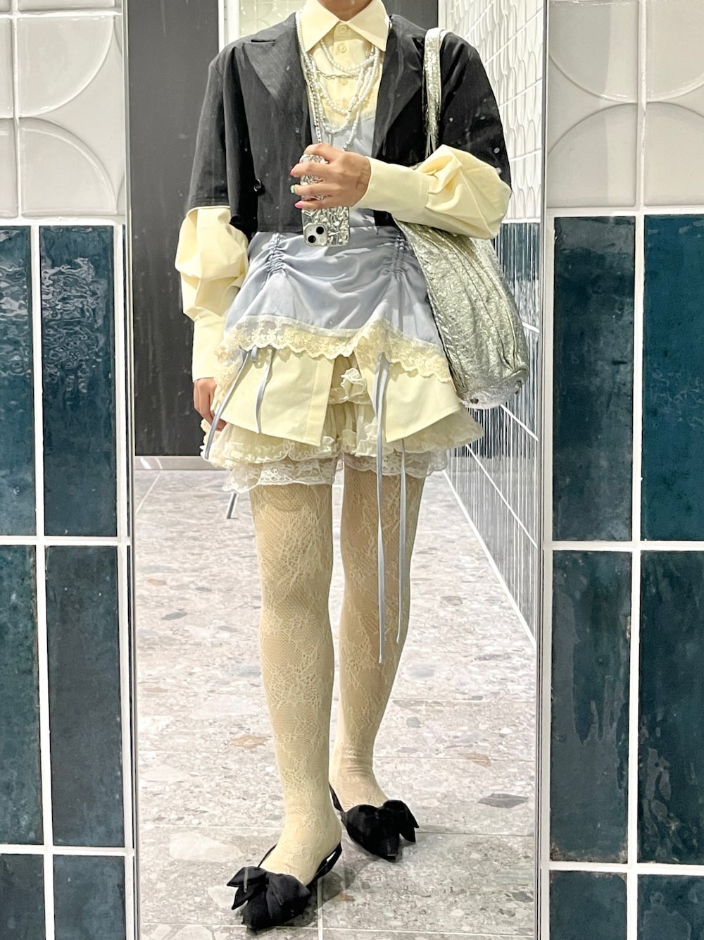 「最近のいい感じコーデ、ホワイトコーデ、クリスマスに着たい服、カジュアルスタイル、秋冬、ワントーンコーデ、キャミワンピ、モード、着回しコーデ、パールネックレス、ガーリーコーデ、カジュアルコーデ、カジュアルガーリー、バルーンスカート」｜「PELLICULEのアイテム（ワンピース/ドレス、ブルー系）」を使った、yamさん（レディース・154cm）の冬コーディネートの1枚目の写真