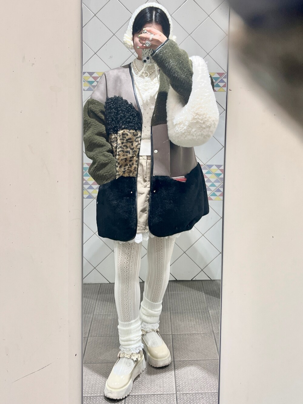 「冬のコーデ、秋冬コーデ、カジュアルスタイル、ラクチンコーデ、ゆるコーデ、ガーリー、スカートコーデ、冬服、ミニスカート、コート、レイヤードコーデ、秋冬、ガーリーコーデ、カジュアルガーリー、冬アウター」｜「ROSE BUDのミックスフェイクファーコート（その他アウター、グリーン系）」を使った、yamさん（レディース・154cm）の冬コーディネートの1枚目の写真