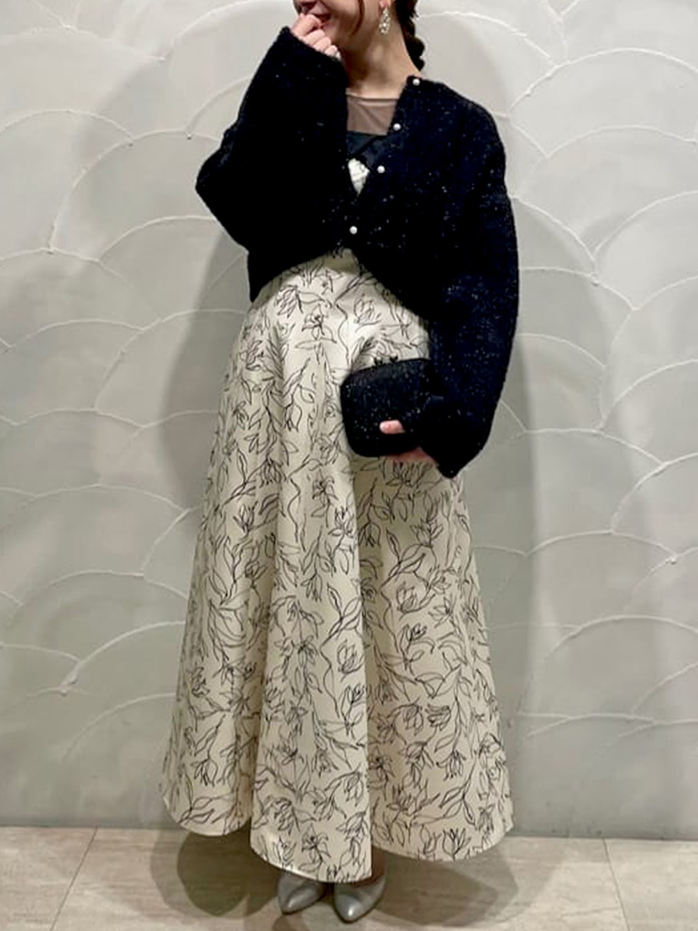 「大人ガーリー、バイカラー、花柄、花柄ワンピース、フレアスカート、結婚式、結婚式二次会スタイル、パーティースタイル、お洒落さんとつながりたい、ワンピーススタイル、カーディガンコーデ、秋冬コーデ、秋冬、フェミニン、成人式」｜「AIMERの配色花柄プリントフィット&フレアパーティードレス　結婚式　お呼ばれ　ドレス　20代 30代（ドレス、ホワイト系）」を使った、AIMERさん（骨格ウェーブ・レディース・155cm）の秋コーディネートの1枚目の写真