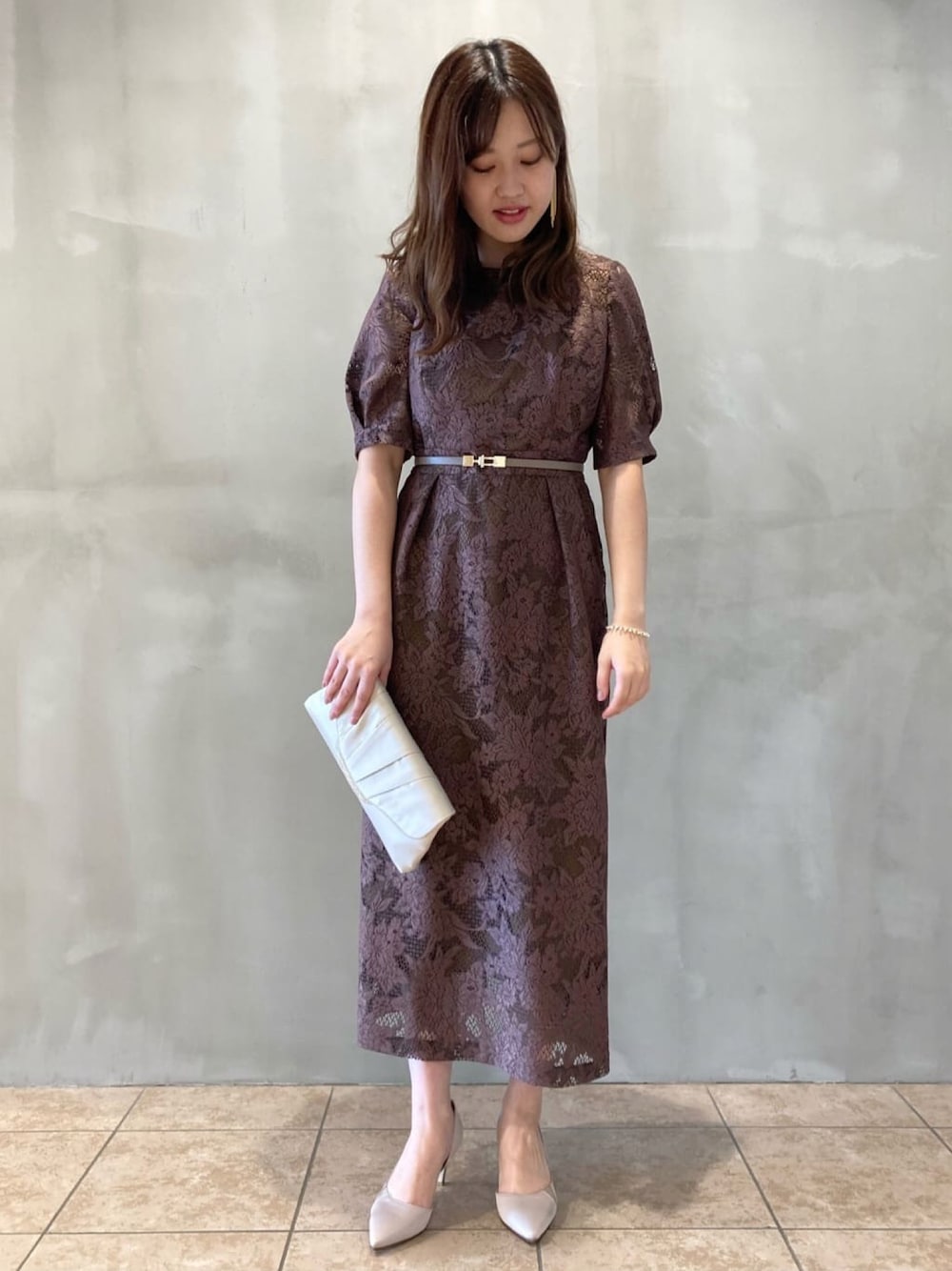 「大人女子、エメ(AIMER)、AIMER(AIMER)、レース、ミモレ丈スカート、結婚式、お呼ばれスタイル」｜「AIMERのガラスバー サテンパーティバッグ（クラッチバッグ、ベージュ系）」を使った、AIMERさん（レディース・161cm）の秋コーディネートの1枚目の写真