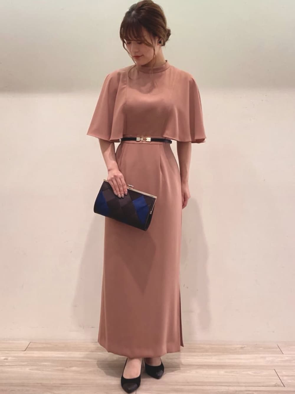 「オトナカワイイ、ミモレ丈、エメ(AIMER)、AIMER(AIMER)、ドレス」｜「AIMERのブロックメッシュ　クラッチバッグ（クラッチバッグ、ブルー系）」を使った、AIMERさん（レディース・159cm）の夏コーディネートの1枚目の写真