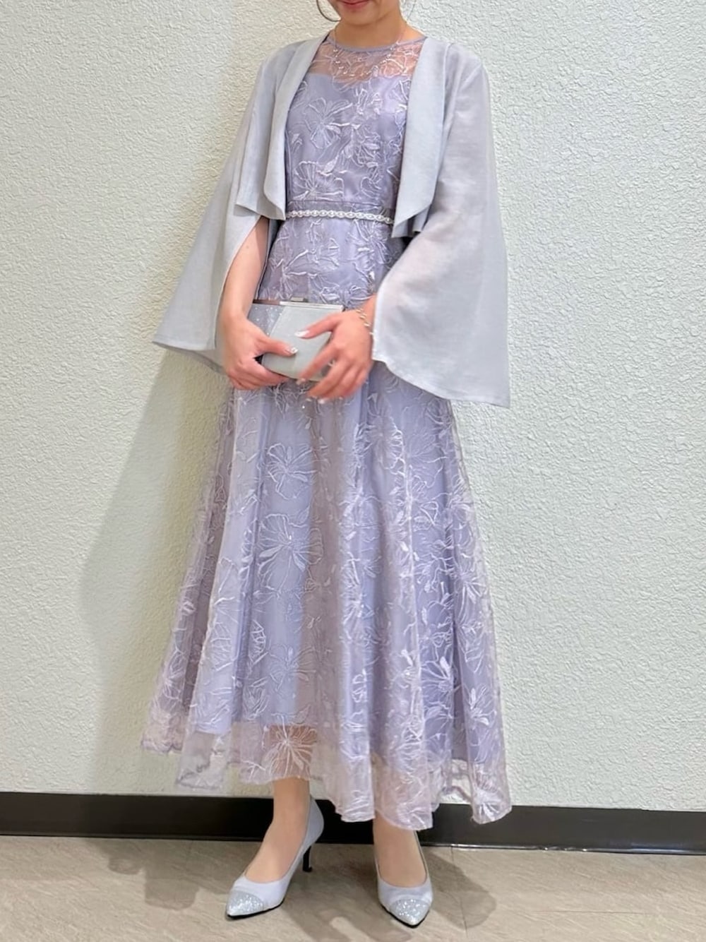 AIMER（エメ）の「フラワーモチーフスパンコール刺繍ミモレ丈袖付き