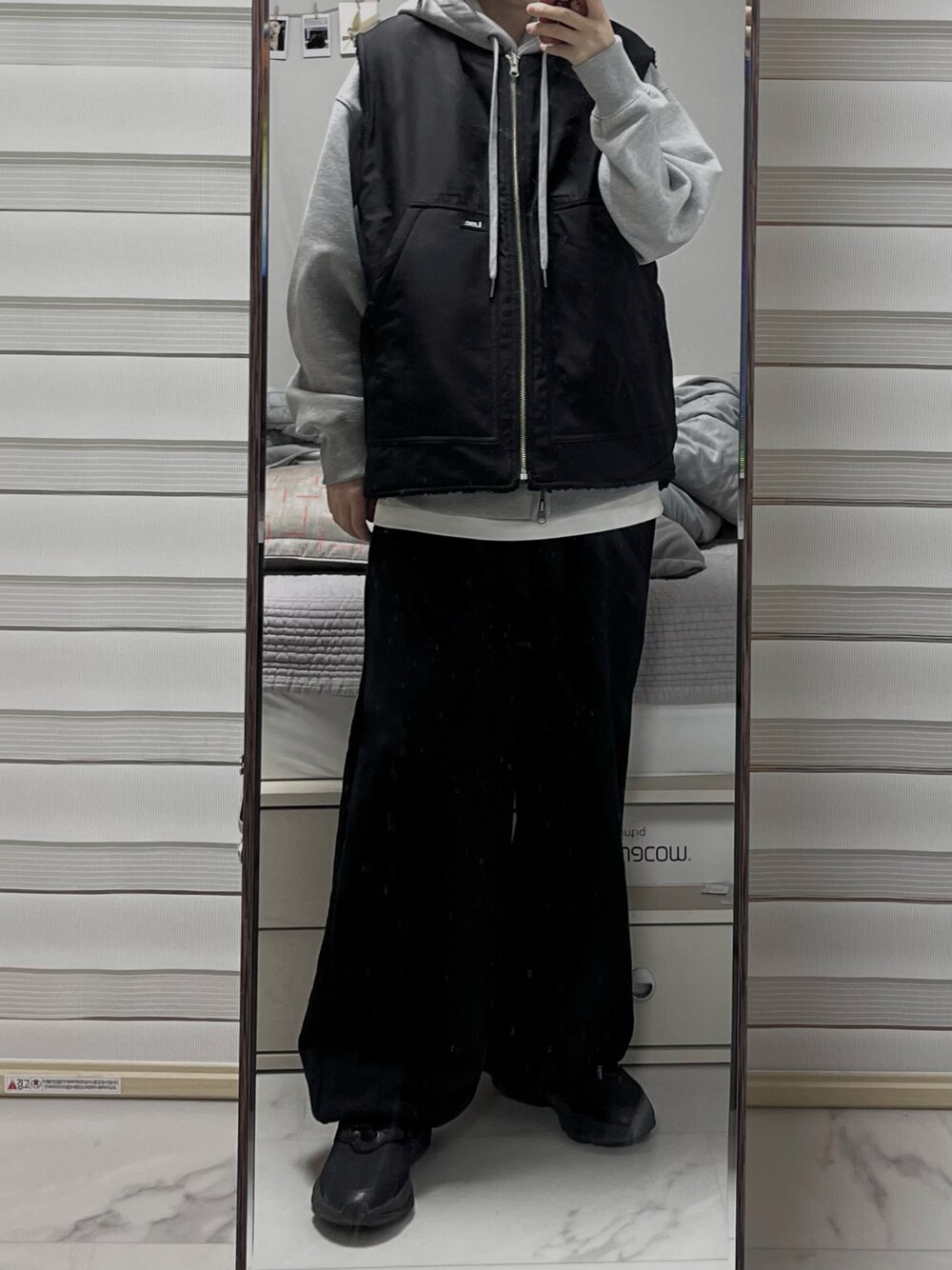 「春コーデ、春、カジュアル、カジュアルコーデ、無彩色」｜「LMCの【LMC】LOGO POLAR FLEECE VEST / ロゴ ポーラー フリース ベスト（ベスト、ブラック系）」を使った、yunbaluさん（レディース・154cm）の春コーディネートの1枚目の写真