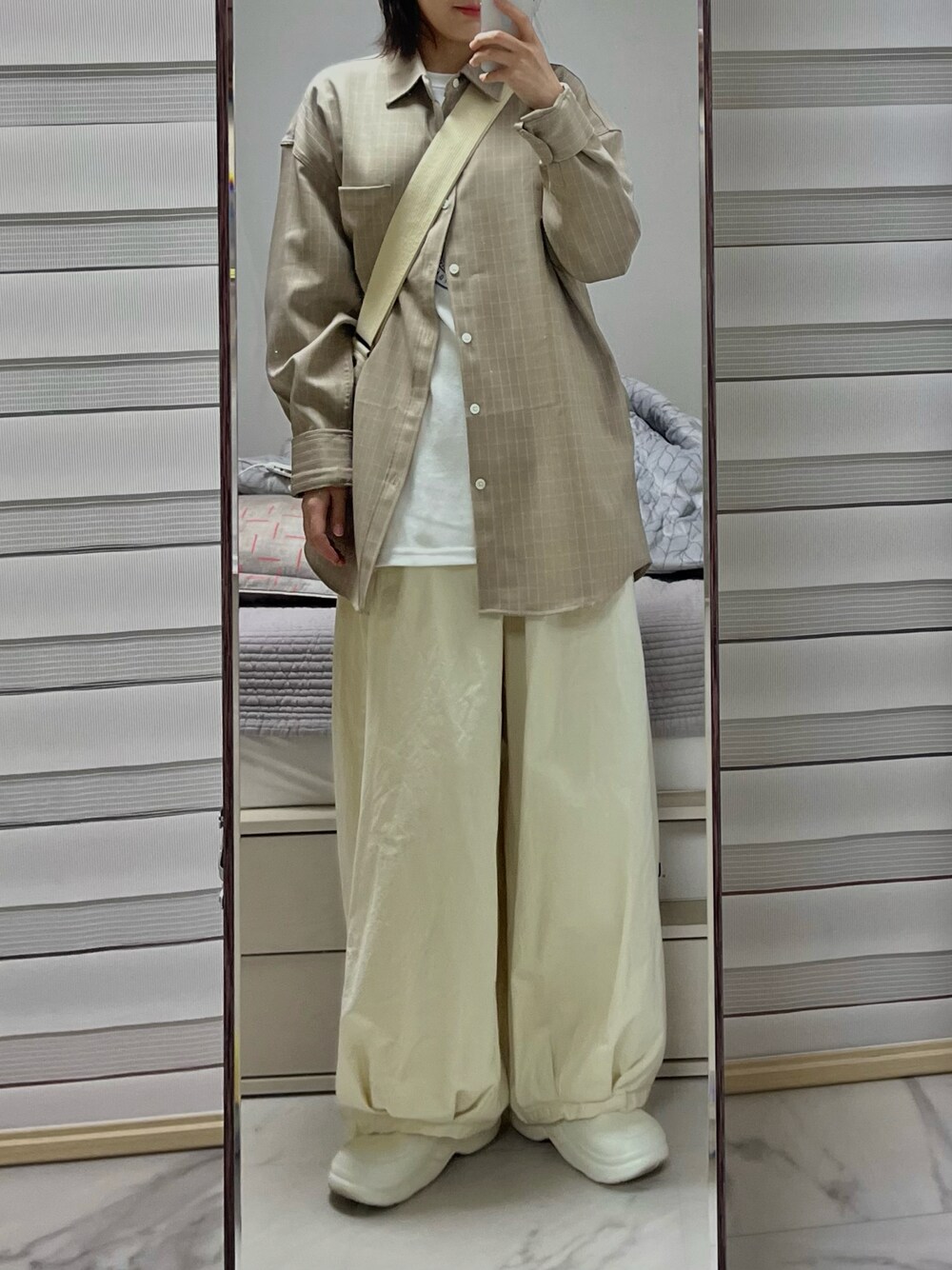 「バルーンパンツ、チェックシャツ」｜「KANGOLのアイテム（バッグ、ベージュ系）」を使った、yunbaluさん（レディース・154cm）の春コーディネートの1枚目の写真