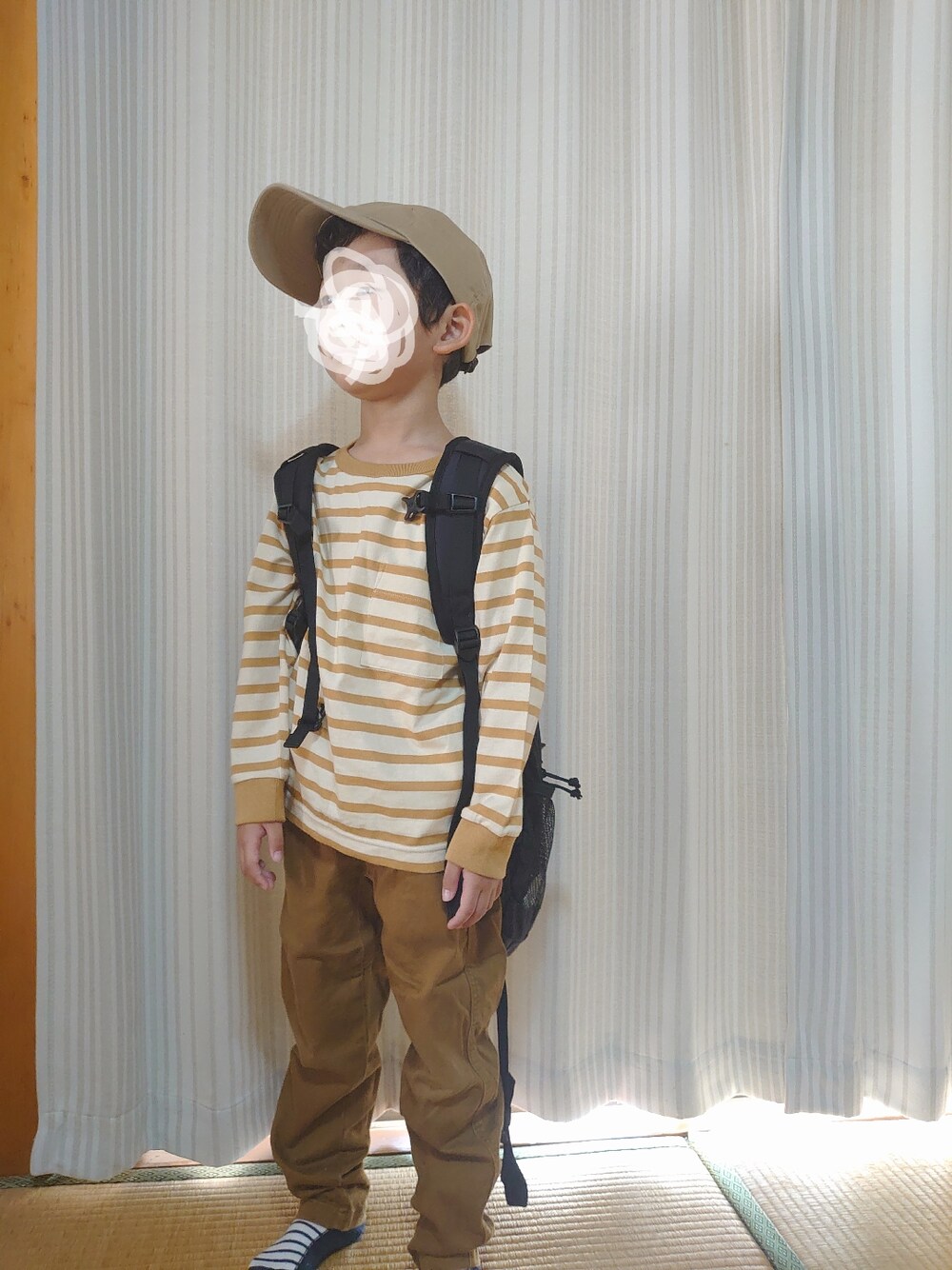 「FUDGEBOYのトラッドスタイル」｜「UNIQLOのアイテム（チノパンツ、ベージュ系）」を使った、とういさん（キッズ・120cm）の春コーディネートの1枚目の写真