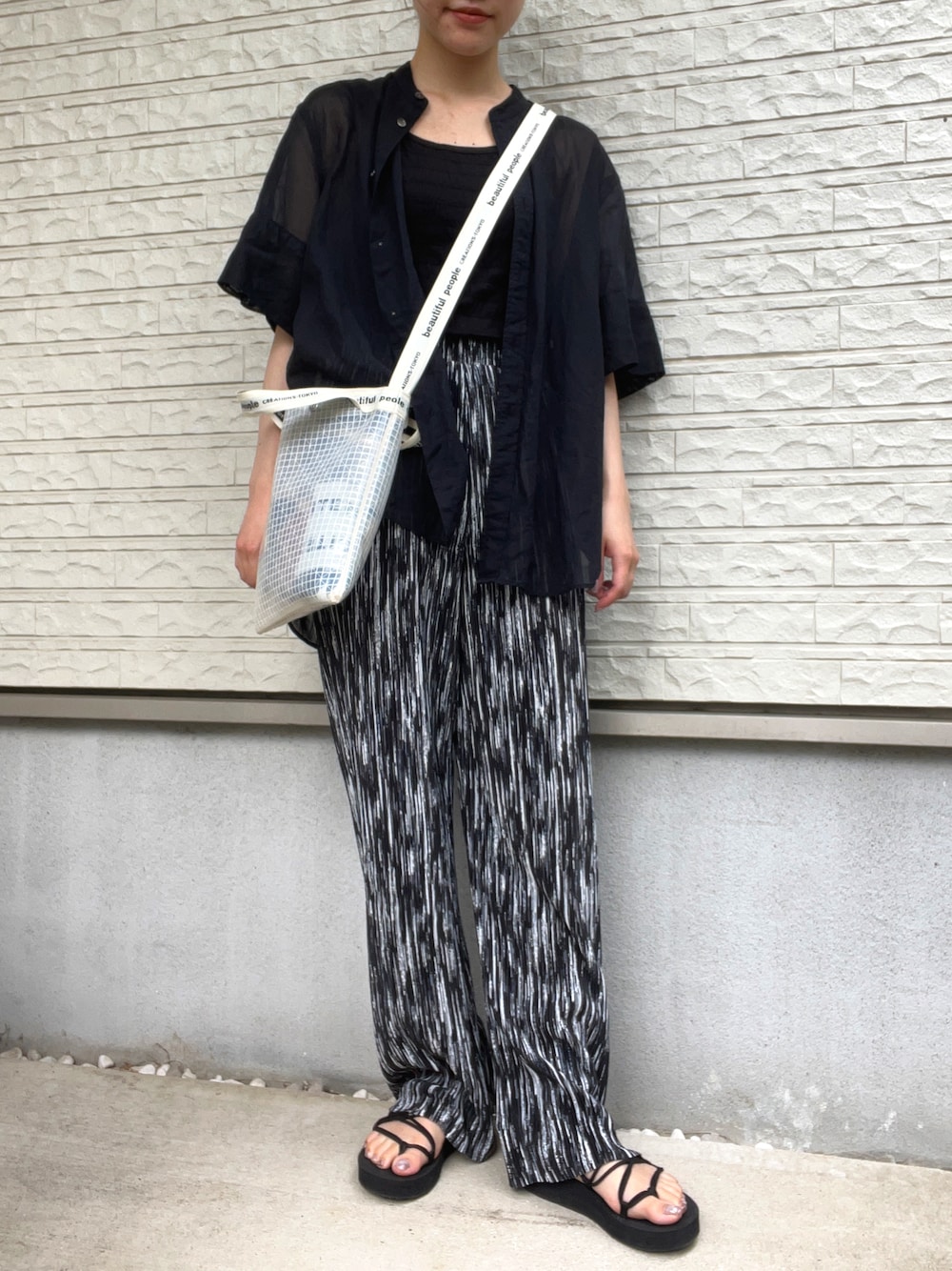 「シアーシャツ、黒シャツ、テロテロパンツ、プリーツパンツ、イージーパンツ、クリアバッグ、紐サンダル、厚底サンダル、beautiful people、teva、しまむら、LOWRYS FARM、BEAUTY&YOUTH UNITED ARROWS、モノクロ、モノトーン」｜「BEAUTY&YOUTH UNITED ARROWSのアイテム（シャツ/ブラウス、ブラック系）」を使った、wkn_a.wear114さん（レディース・159cm）の夏コーディネートの1枚目の写真