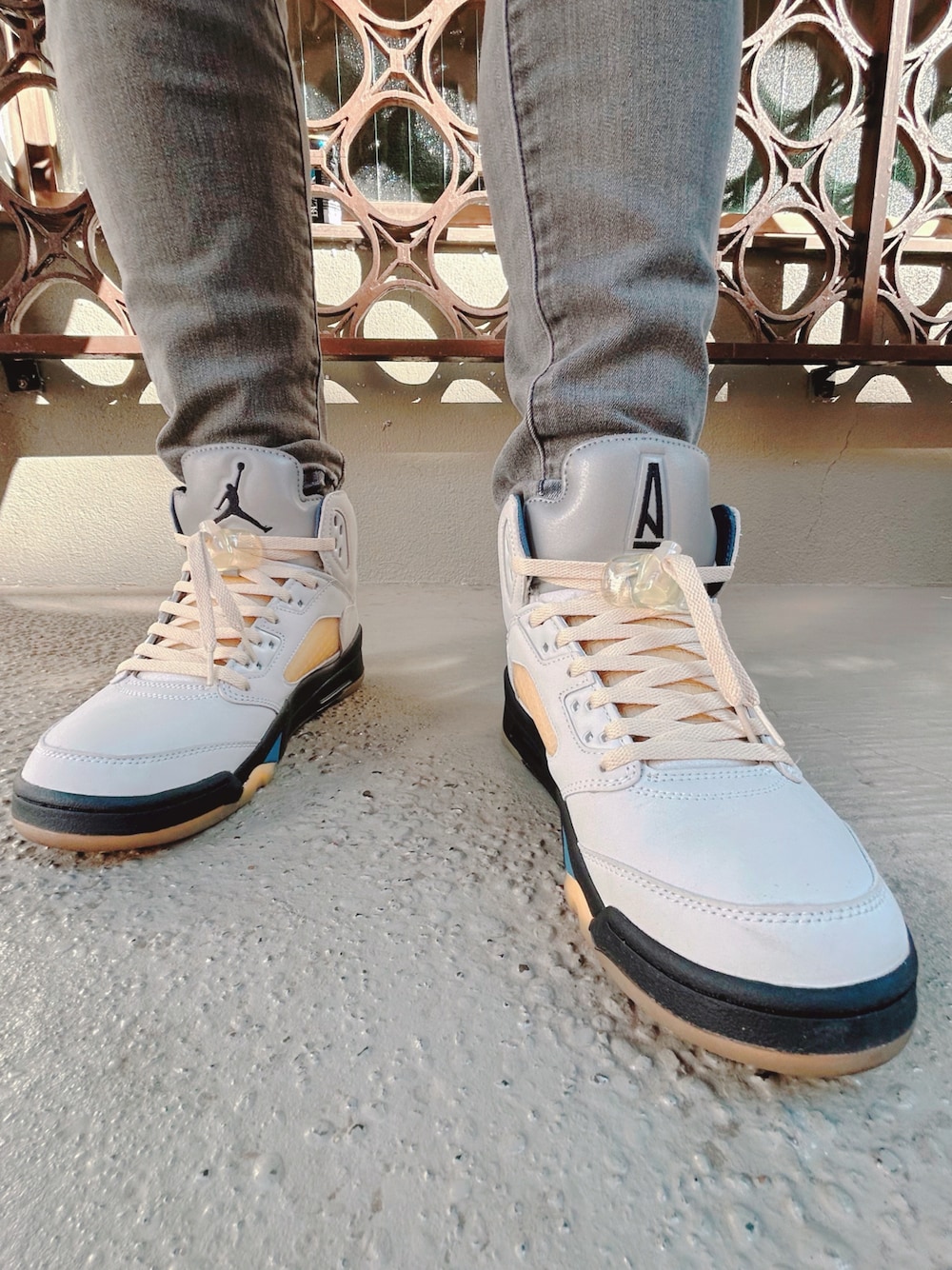「AIR JORDANのアイテム（スニーカー、ホワイト系）」を使った、yasucocoさん（メンズ・172cm）の冬コーディネートの1枚目の写真