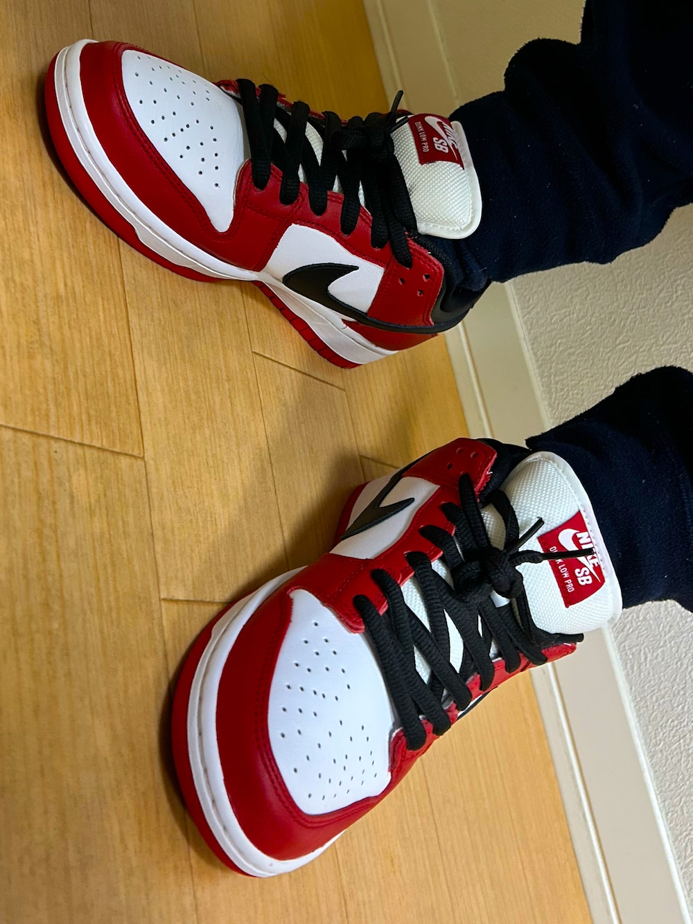「スニーカー、シカゴ、SB、DUNK、NIKE」｜「NIKEのアイテム（スニーカー、レッド系）」を使った、yasucocoさん（メンズ・172cm）の春コーディネートの1枚目の写真