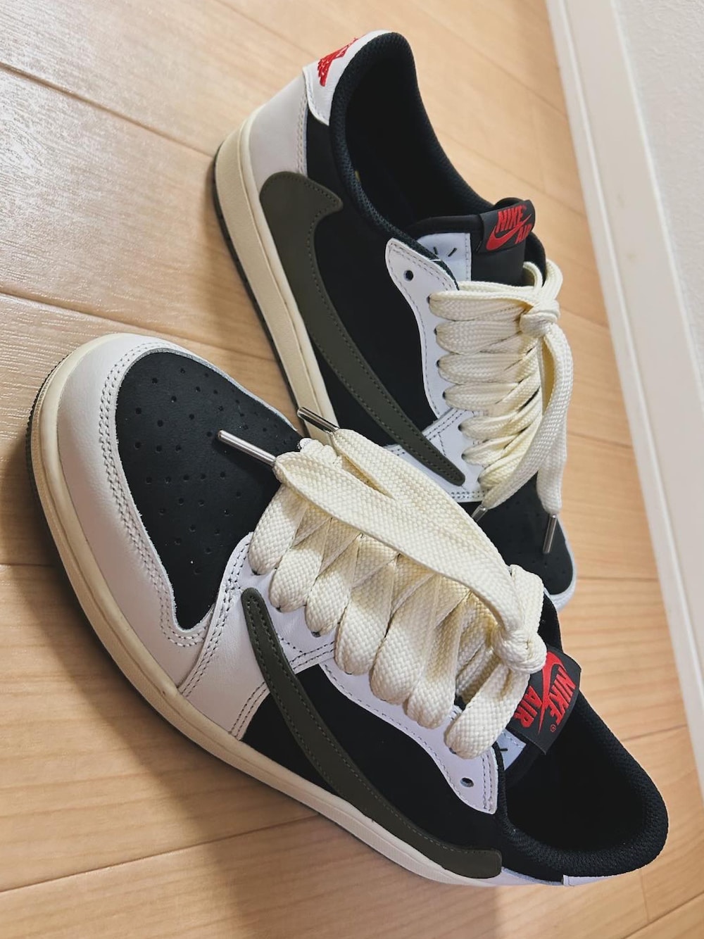 「トラヴィス スコット、aj1、ファットシューレース、太シューレース、ミディアムオリーブ、スニーカー」｜「AIR JORDANのアイテム（スニーカー、ホワイト系）」を使った、yasucocoさん（メンズ・172cm）の冬コーディネートの1枚目の写真