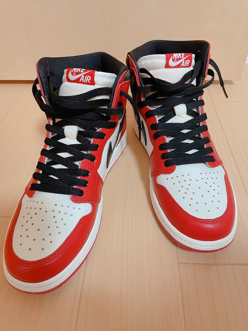 「エアジョーダン、シカゴ、ナイキ、赤」｜「AIR JORDANのアイテム（スニーカー、レッド系）」を使った、yasucocoさん（メンズ・172cm）の秋コーディネートの1枚目の写真