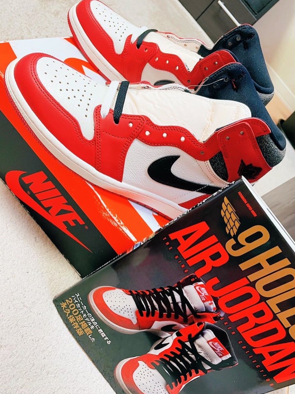 「エアジョーダン1、シカゴ、赤スニーカー、NIKE」｜「AIR JORDANのアイテム（スニーカー、レッド系）」を使った、yasucocoさん（メンズ・172cm）の秋コーディネートの1枚目の写真