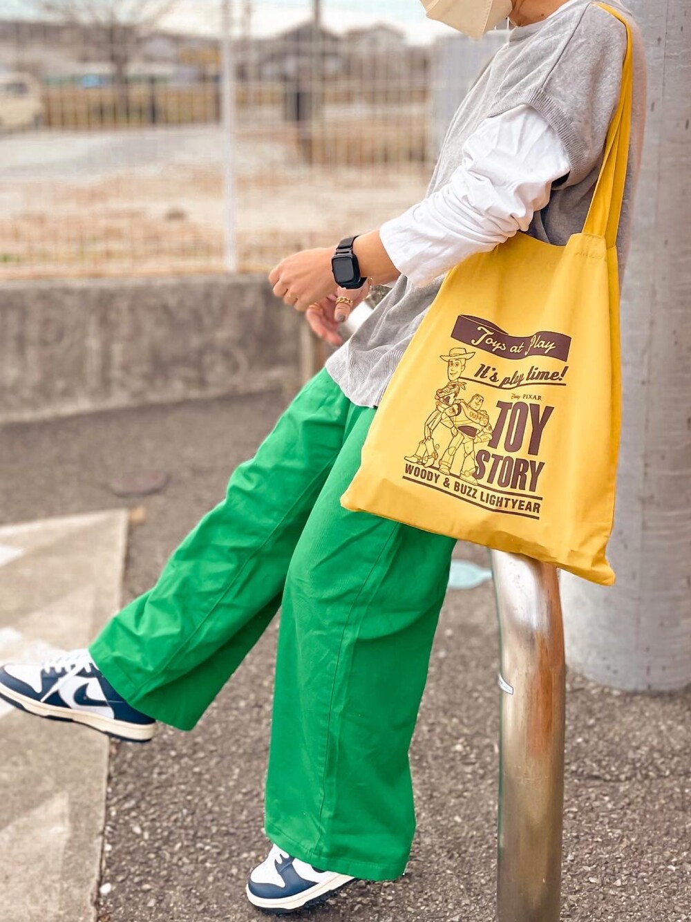 「春、お洒落さんとつながりたい、カジュアル、カラーパレット、ootd、低身長、パンツスタイル、低身長女子、スニーカーコーデ、ナイキスニーカー、ダンクロー、zootie、イーザッカマニアストアーズ、カラーパンツ、グリーン」｜「しまむらのアイテム（パンツ、グリーン系）」を使った、_k_a_o_c_h_i_n_さん（レディース・150cm）の冬コーディネートの1枚目の写真