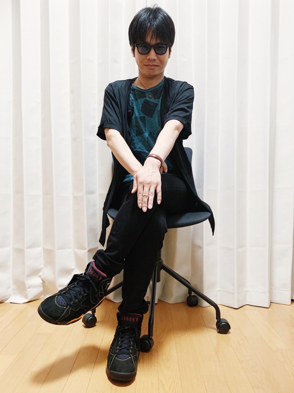 グリーン系のTシャツ/カットソー、ブラック系のシャツ/ブラウス、ブラック系のデニムパンツを着用したメンズの夏コーディネートの1枚目の写真