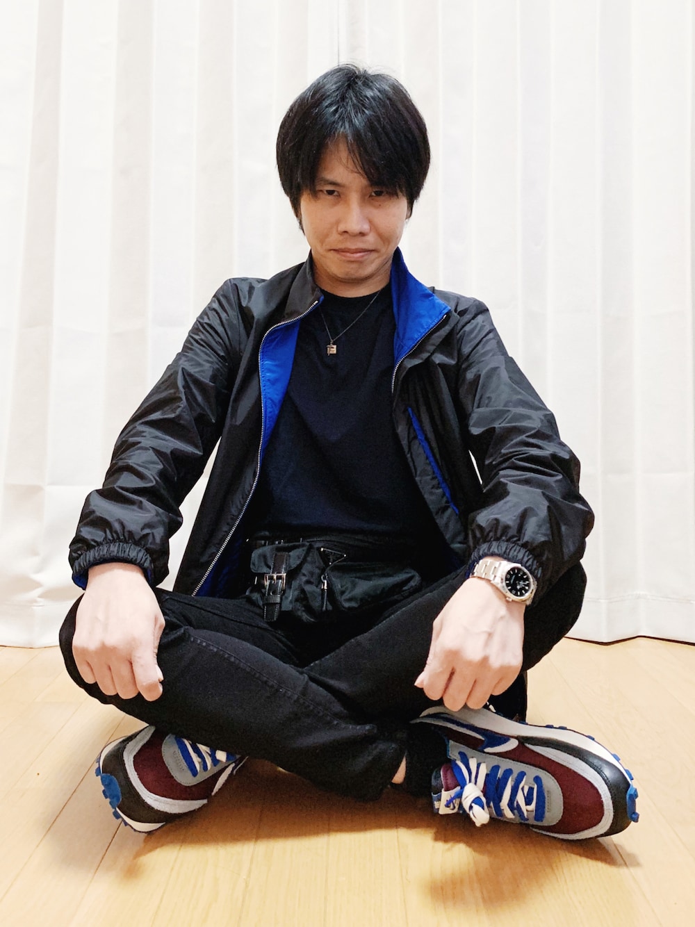 「PRADA、プラダ、サカイナイキ、ROLEX、rolex explorer、スニーカーコーデ、ストリートコーデ、オトナカジュアル、黒スキニー、ブラックコーデ、黒コーデ」｜「PRADAのアイテム（Tシャツ/カットソー、ブルー系）」を使った、AVANT-GARDE KENTAさん（メンズ・174cm）の秋コーディネートの1枚目の写真