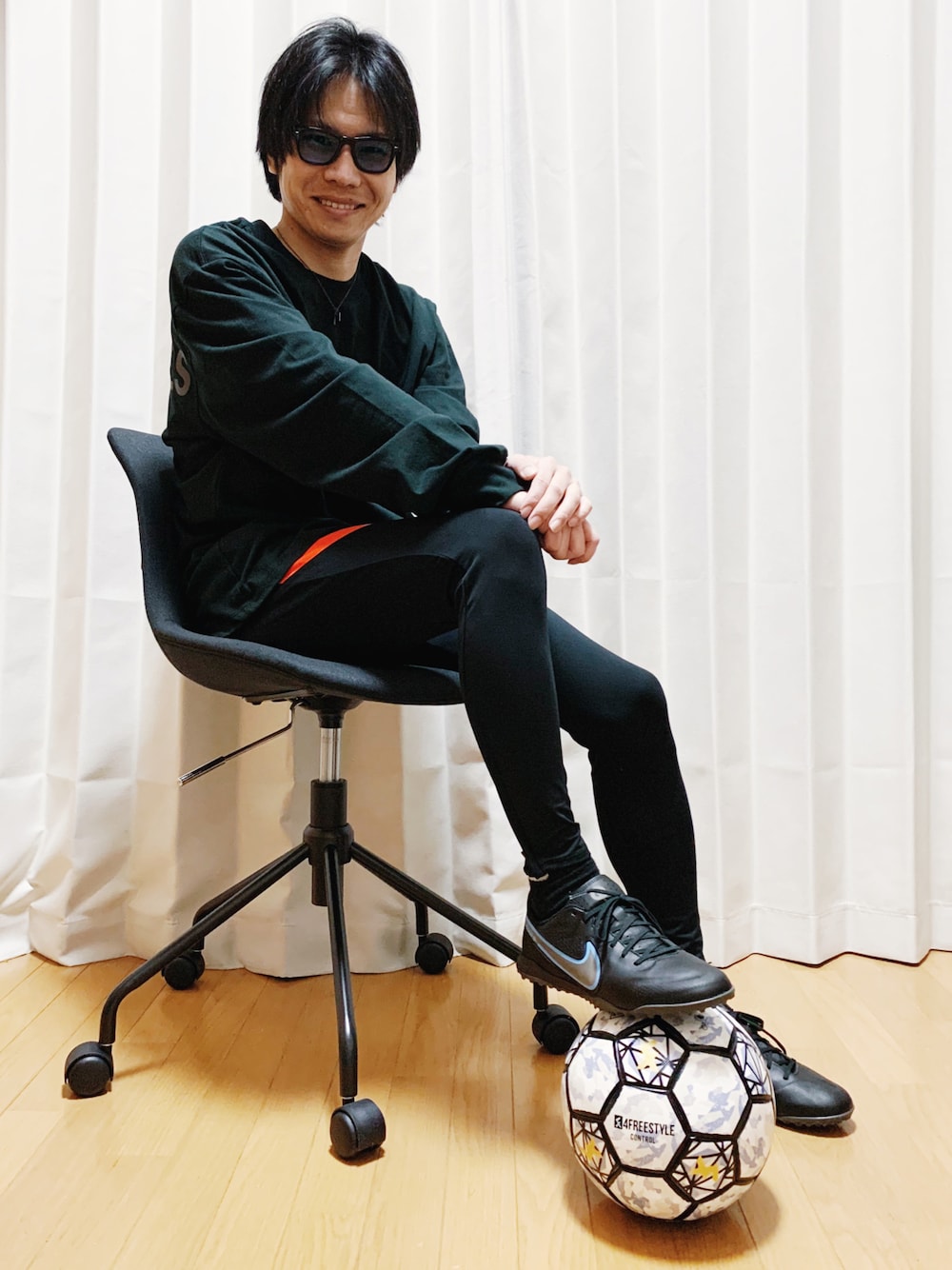 「ブラック、オールブラック、ブラックコーデ、サッカー、サングラス、サングラススタイル、オリバーピープルズ、スポーツミックス、スポーツmix、ストリートコーデ」｜「NIKEのアイテム（パンツ、ブラック系）」を使った、AVANT-GARDE KENTAさん（メンズ・174cm）の春コーディネートの1枚目の写真