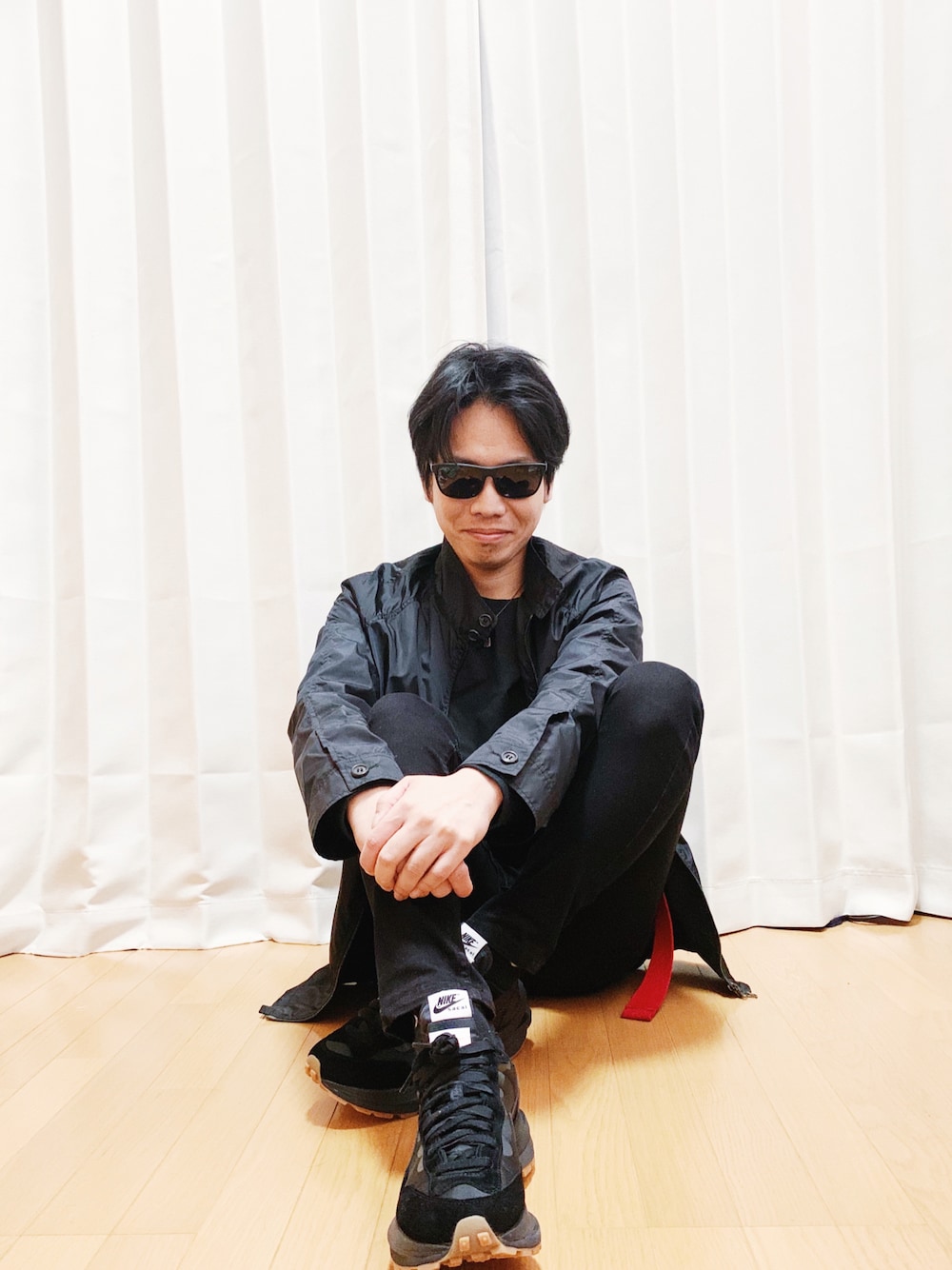 「未来のWEARISTAプロジェクト、オールブラック、ストリートコーデ、サカイナイキ、黒スキニー、スニーカー」｜「PRADAのアイテム（ナイロンジャケット、ブラック系）」を使った、AVANT-GARDE KENTAさん（メンズ・174cm）の秋コーディネートの1枚目の写真