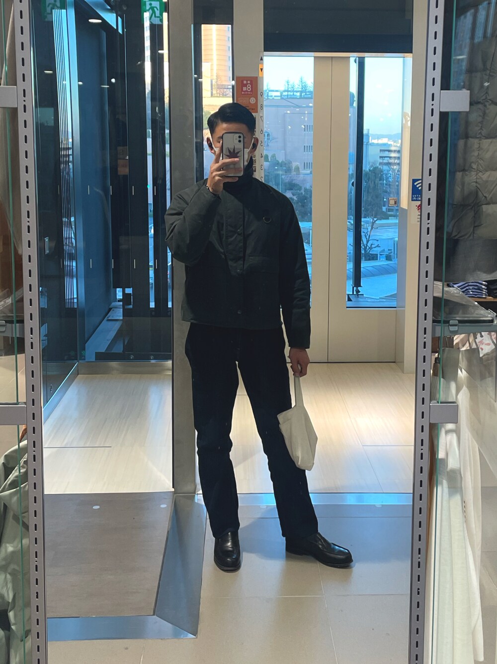 「barbour、Levi's、jm.weston、スペイジャケット、バブアー、ローファー」｜「Barbourの【SPEY / スペイ】ワックス コットン ショート ブルゾン（ブルゾン、グリーン系）」を使った、mさん（メンズ・170cm）の冬コーディネートの1枚目の写真