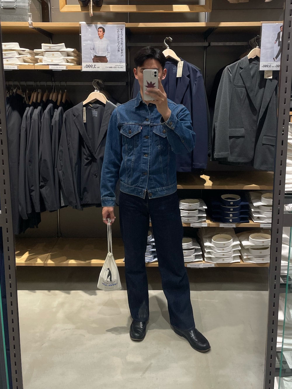 「セットアップ、デニム、デニムパンツ、デニムジャケット、デニムコーデ、ユニクロ、リーバイス、UNIQLO、Levi's、ローファー、J.M.WESTON」｜「Levi'sのアイテム（デニムジャケット、ブルー系）」を使った、mさん（メンズ・170cm）の春コーディネートの1枚目の写真